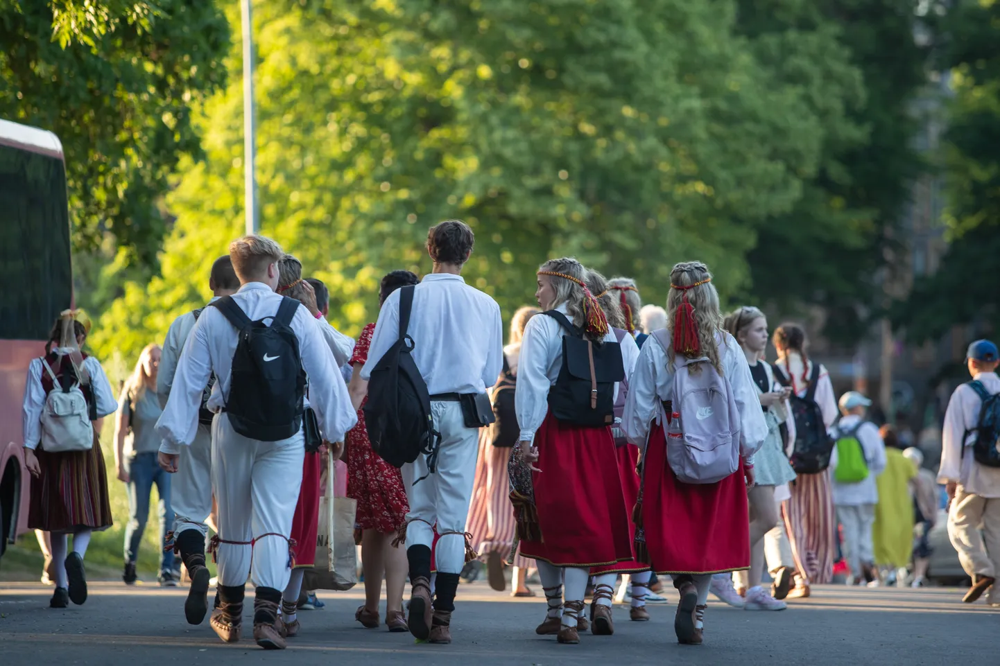 Laulu- ja tantsupeol osalevad noored.