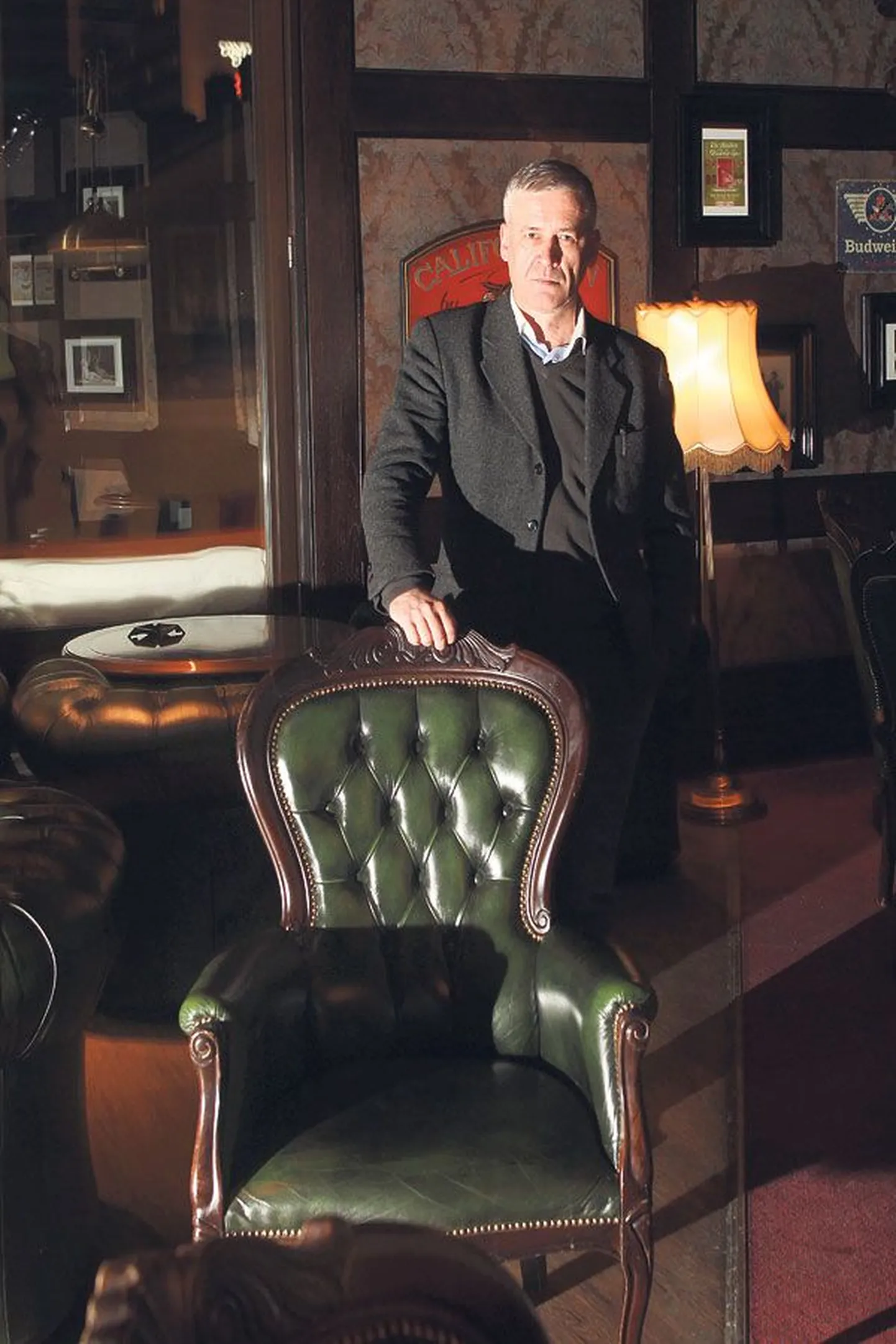 Hittfilmi autor: Toomas Hussar oma lemmikpubis Chicago. Miks just seal? Sest selle pubi teisel korrusel saab vabalt suitsu tõmmata. Või siis mitte - igaüks otsustab ise, ja reeglite kammitsas olla Hussarile ei meeldi.