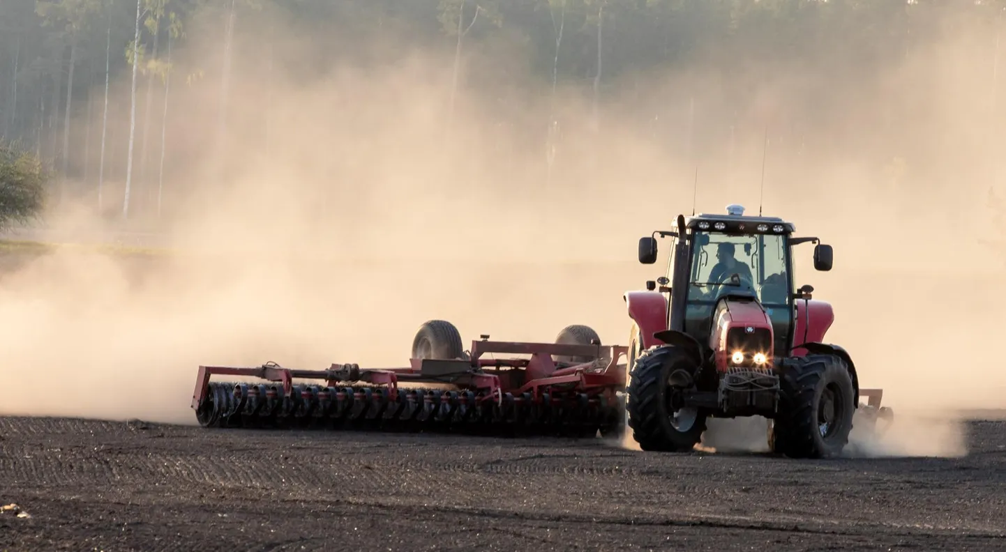 Traktor põllul. Pilt on illustratiivne.