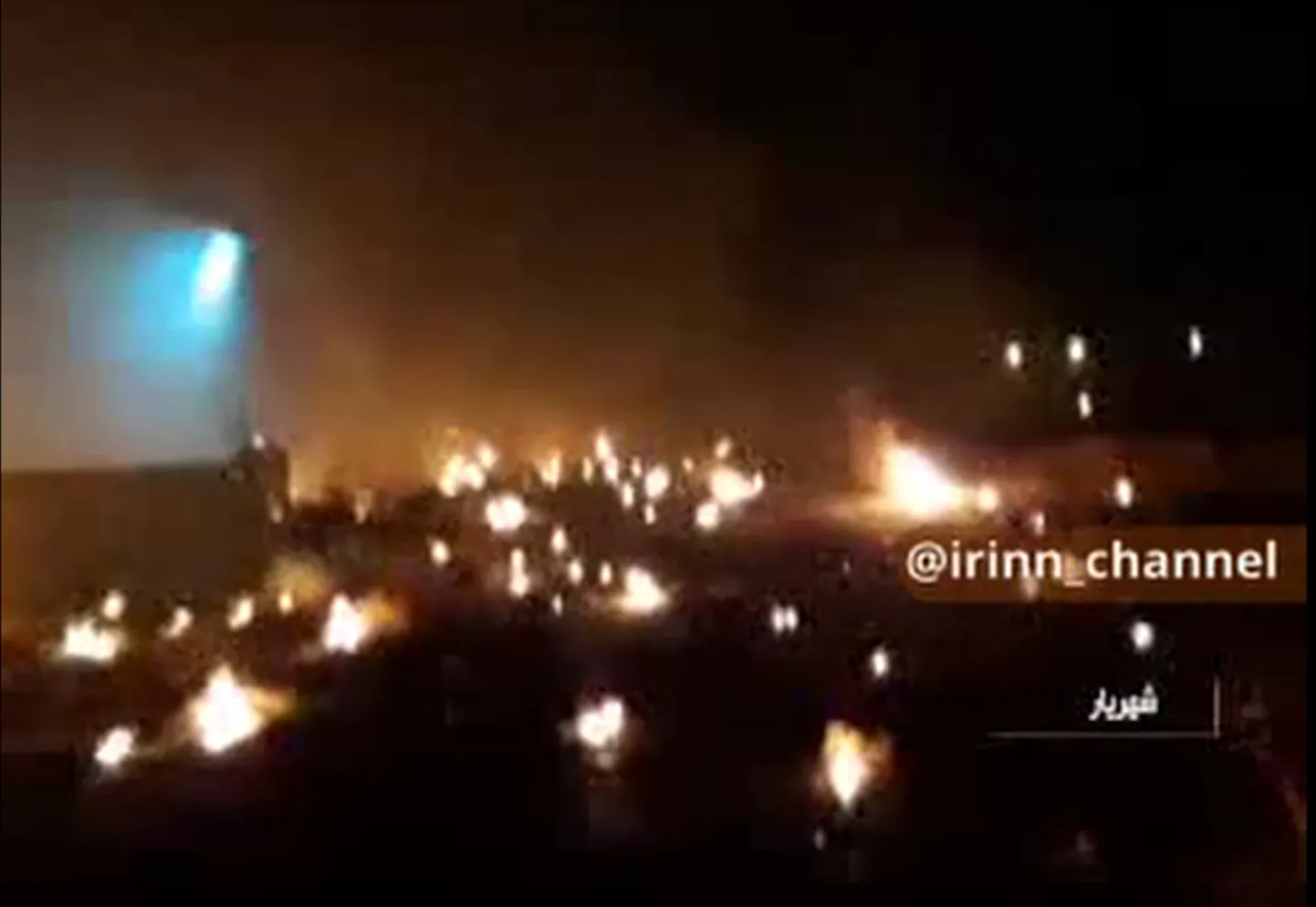 Kaader Iraani riigitelevisiooni avaldatud videost, millel on näha Ukraina lennuki Boeing 737-800 põlevaid osi Teherani Imam Khomeini lennujaama lähedal