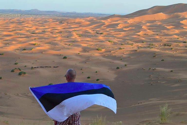 Эстонский флаг в пустыне Сахара.
