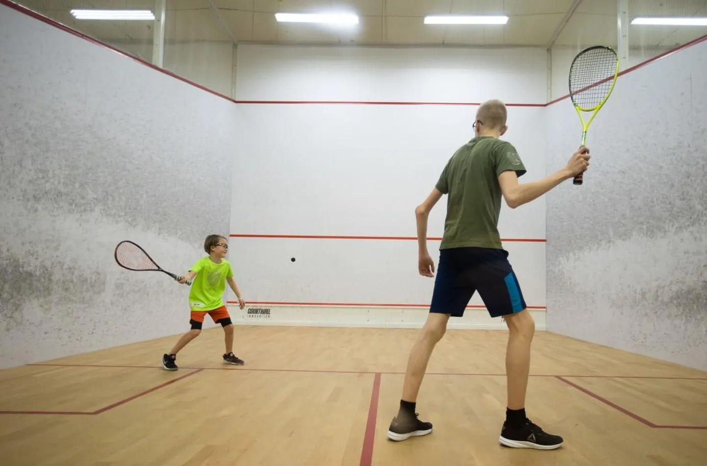 Seinatennis sobib mängimiseks nii suurtele kui ka väikestele.