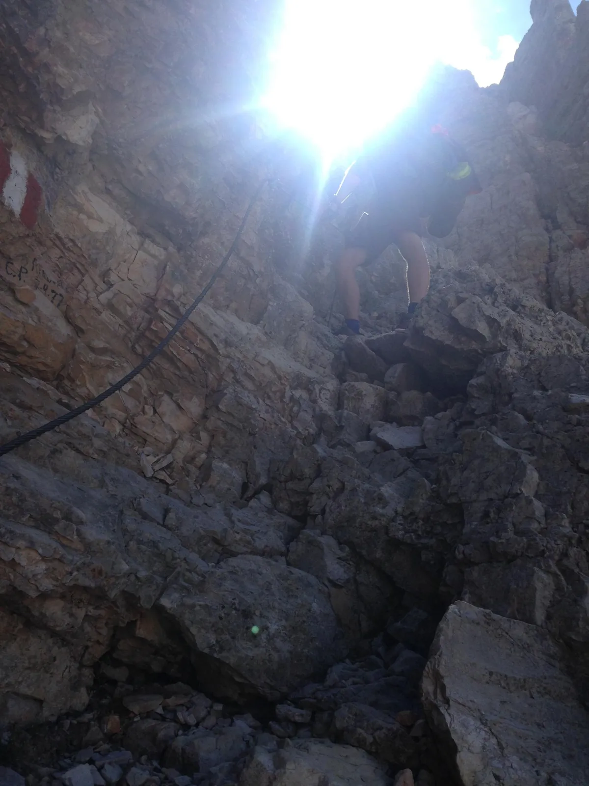 Via Ferrata lõik Forcella della Roa teel meenutab tolmust tunnelit ning viib pimedast, klaustrofoobilisesrt kaljulõhest valgusse ja avarusse.