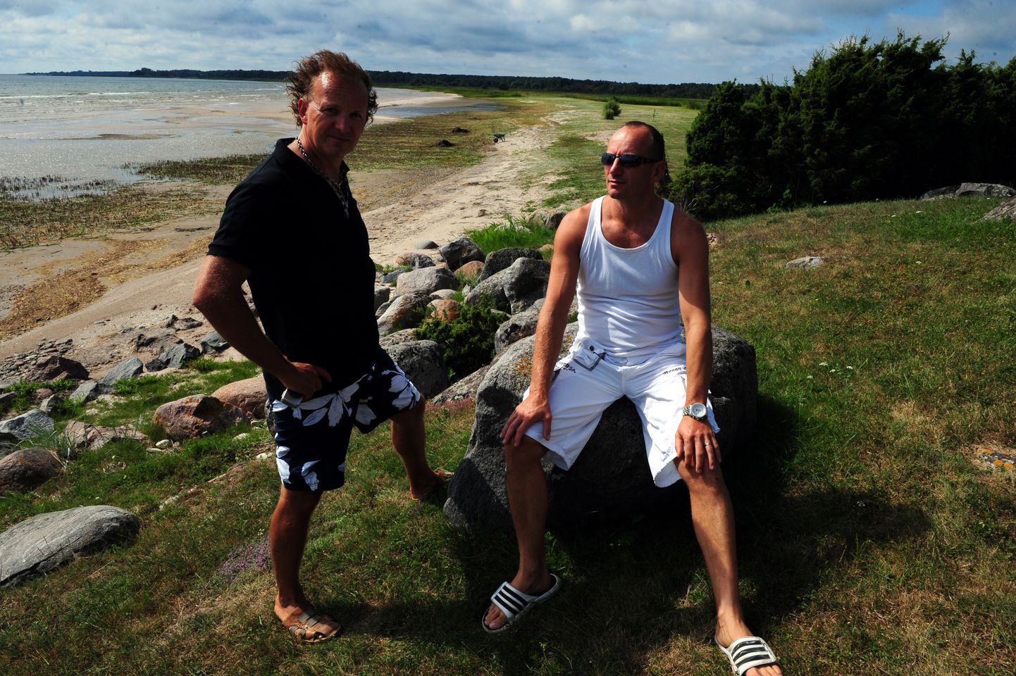 Andres ja Oleg Sõnajalg oma Saaremaal asuval kinnistul.