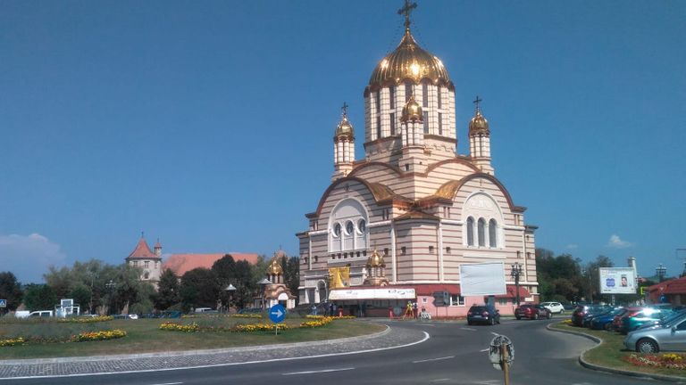 Кафедральный собор в г. Фэгэраш, Румыния. Закончен в 2016 году. По объему в разы превосходит всю окружающую застройку, а по высоте - даже масштабные бастионы хорошо сохранившейся ренессансной крепости (на заднем плане).