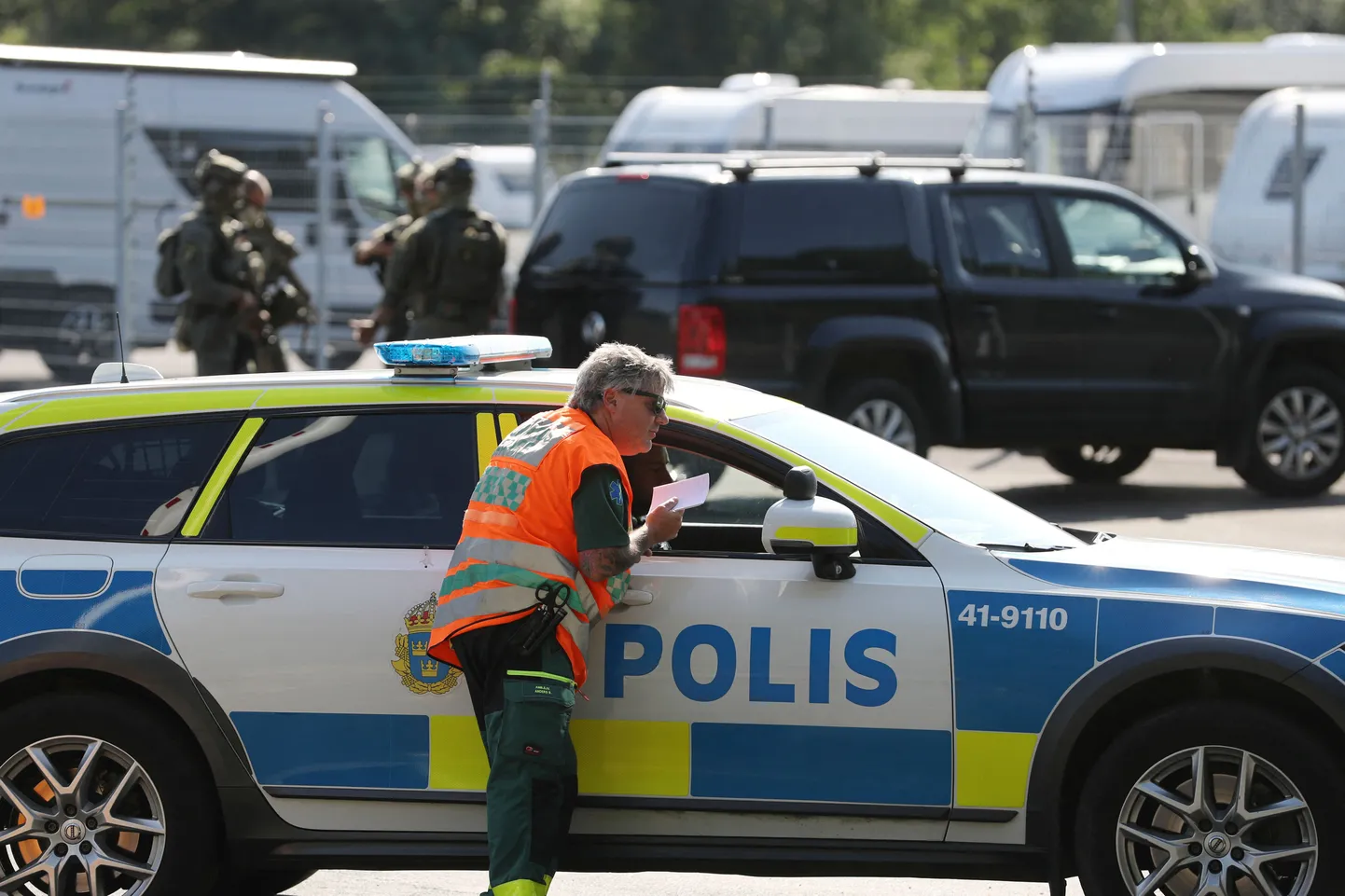Meedikud ja politseinikud Hallby vangla juures.