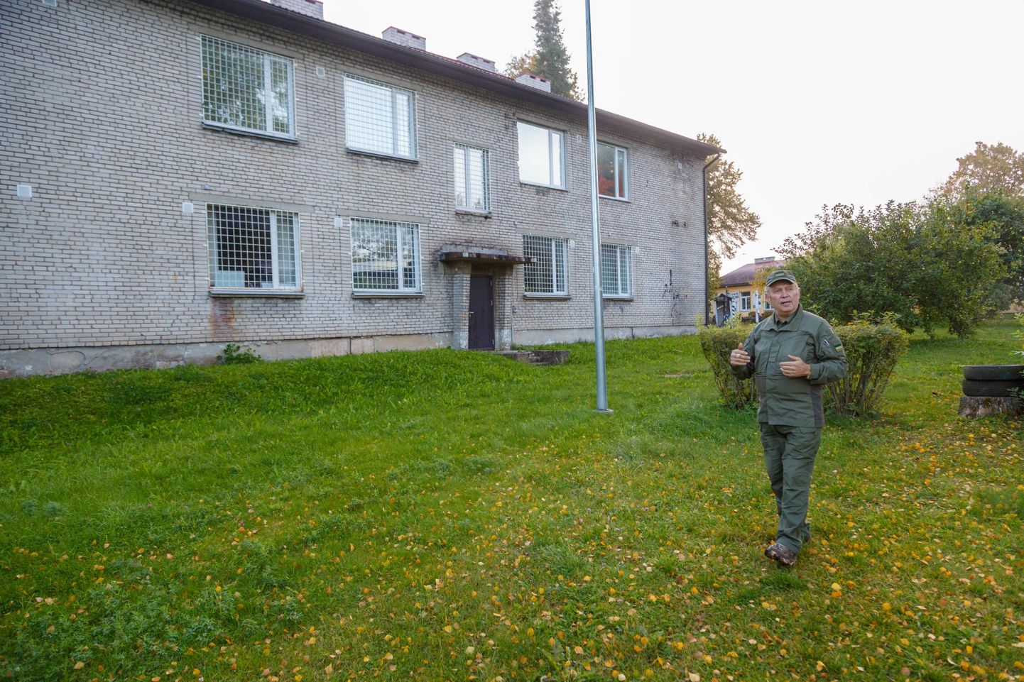 Valga militaarmuuseumi juht Meelis Kivi näitab, kuhu uus hooneosa kerkib.