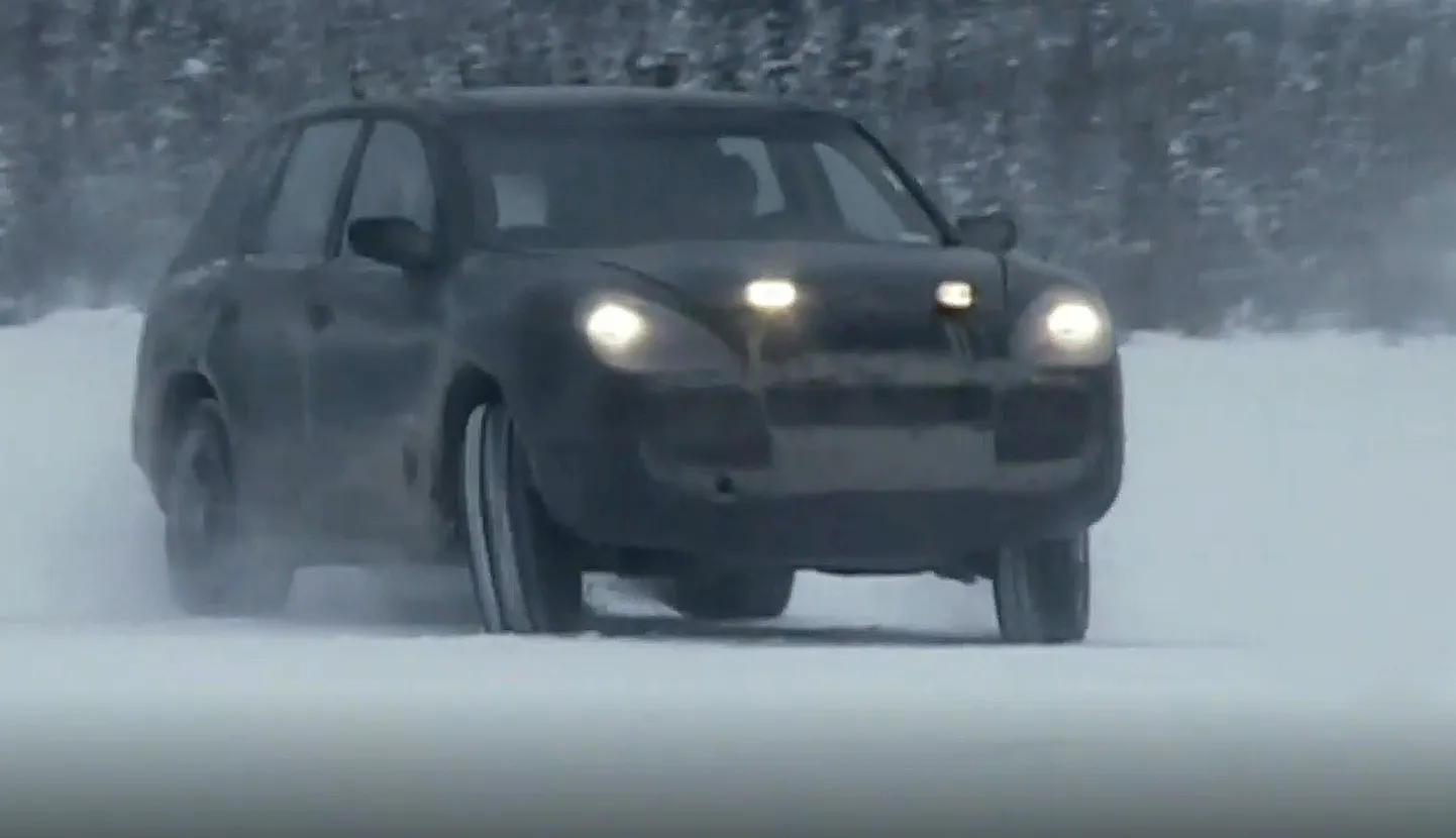 Porsche Cayenne prototips ziemas testos