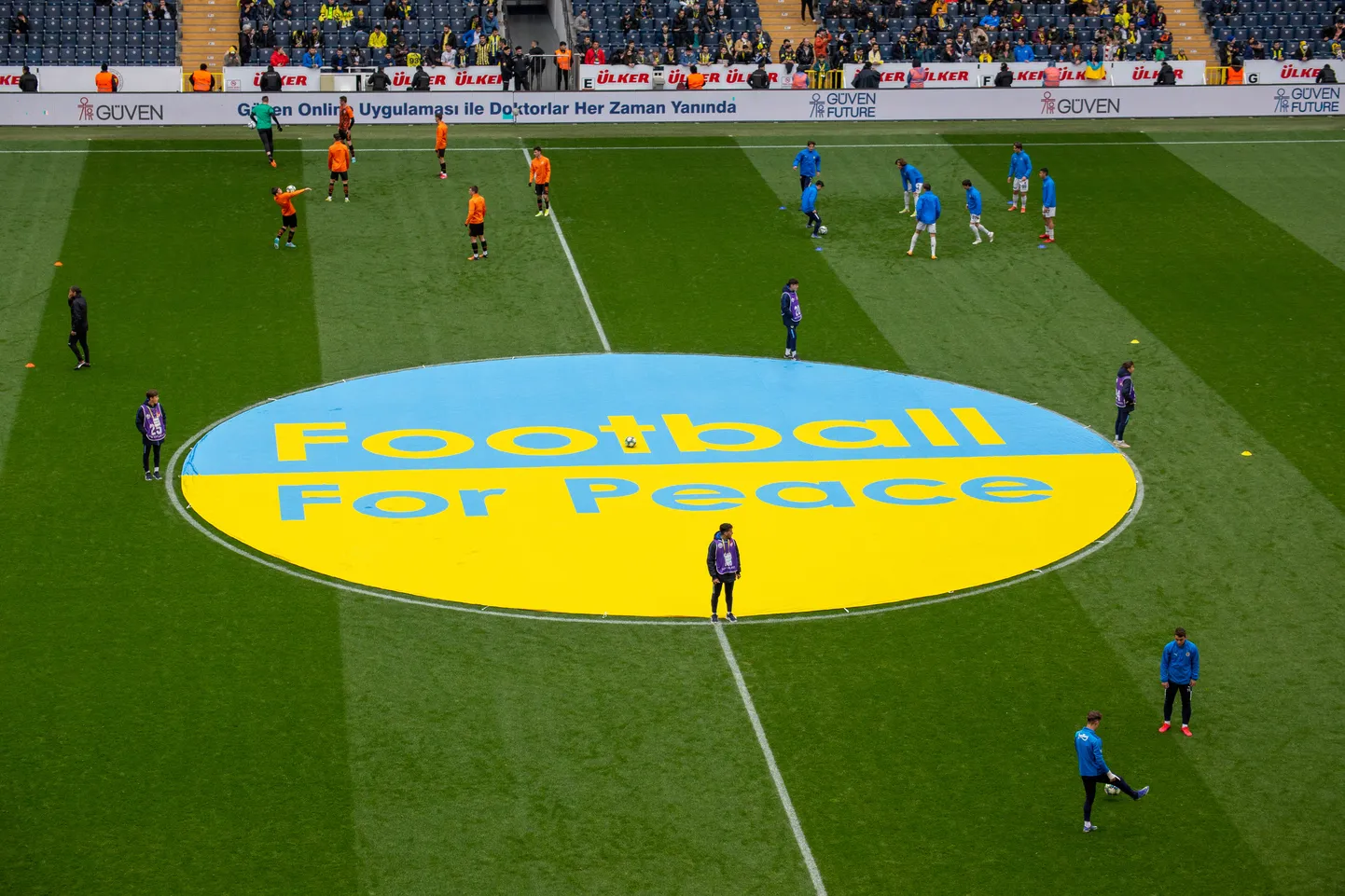 Donetski Šahtari mängijad (vasakul oražis vormis) Istanbulis enne kohtumist sealse Fenerbahcega.