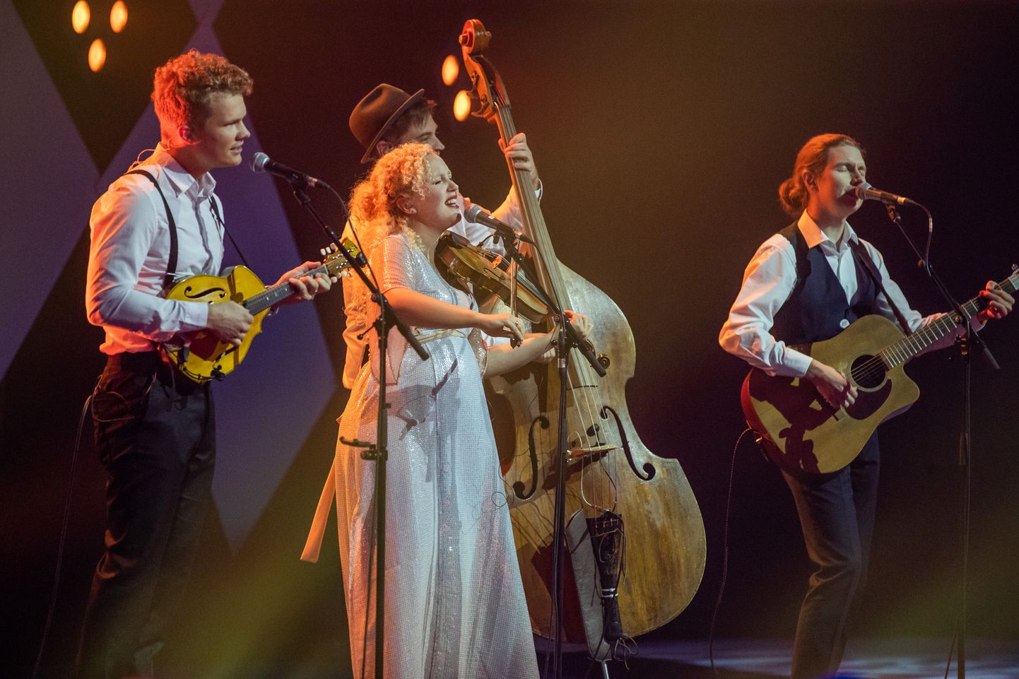 Curly Strings esineb Pärnu kontserdimajas koos ÜENSO orkestriga.