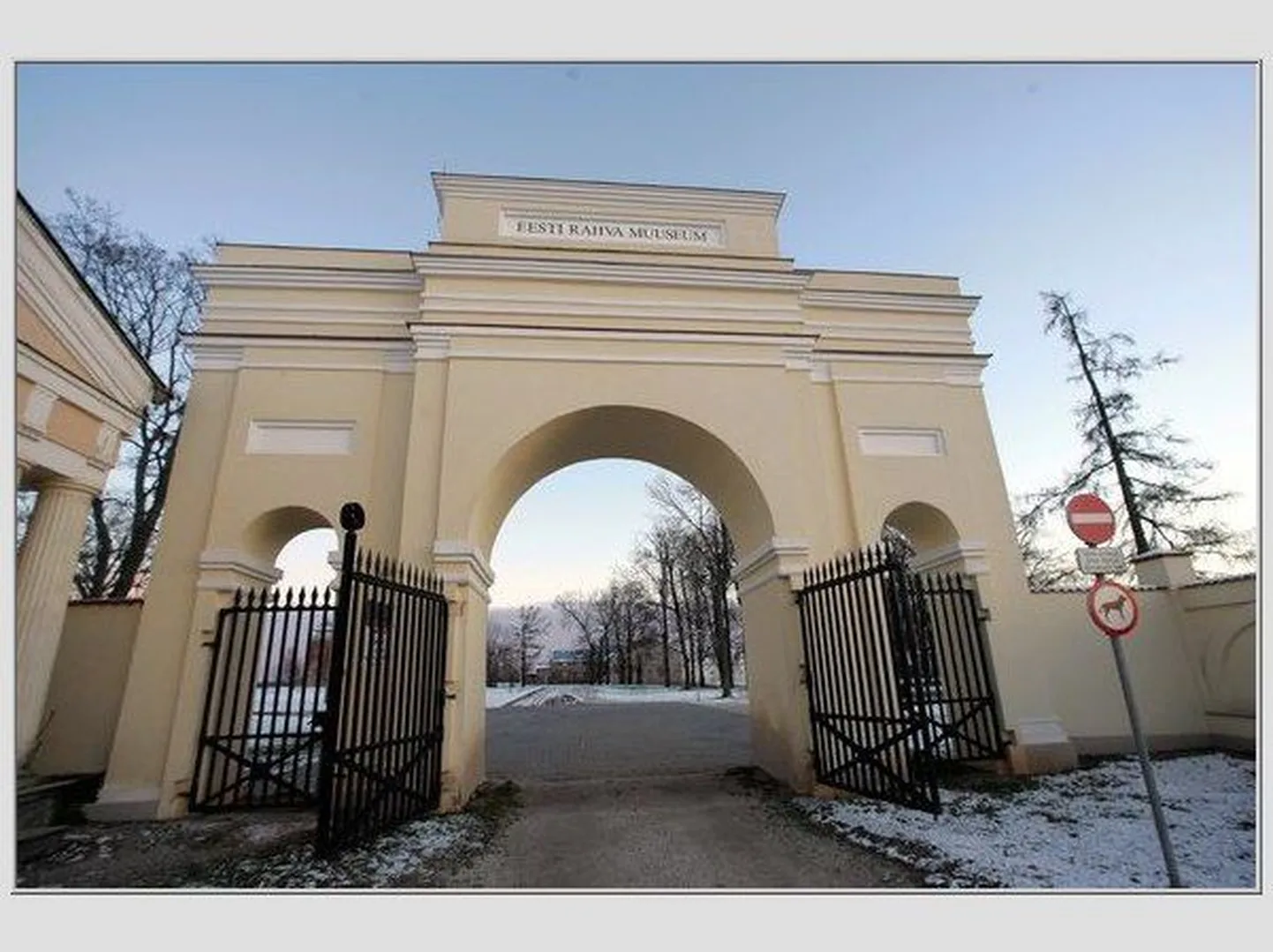 Eesti Rahva Muuseumi värav Raadil