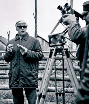 Lennart Meri jälgib hantide paadiehitust «Veelinnu­­rahva» filmi­­mise ajal.