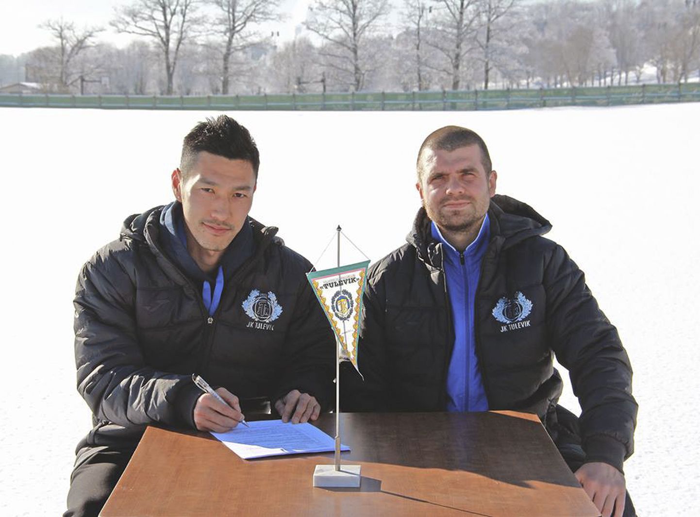 Viljandi jalgpalliklubi Tulevik president Raiko Mutle allkirjastas laupäeval lepingu 29-aastase jaapanlasest ründaja Yosuke Saitoga.