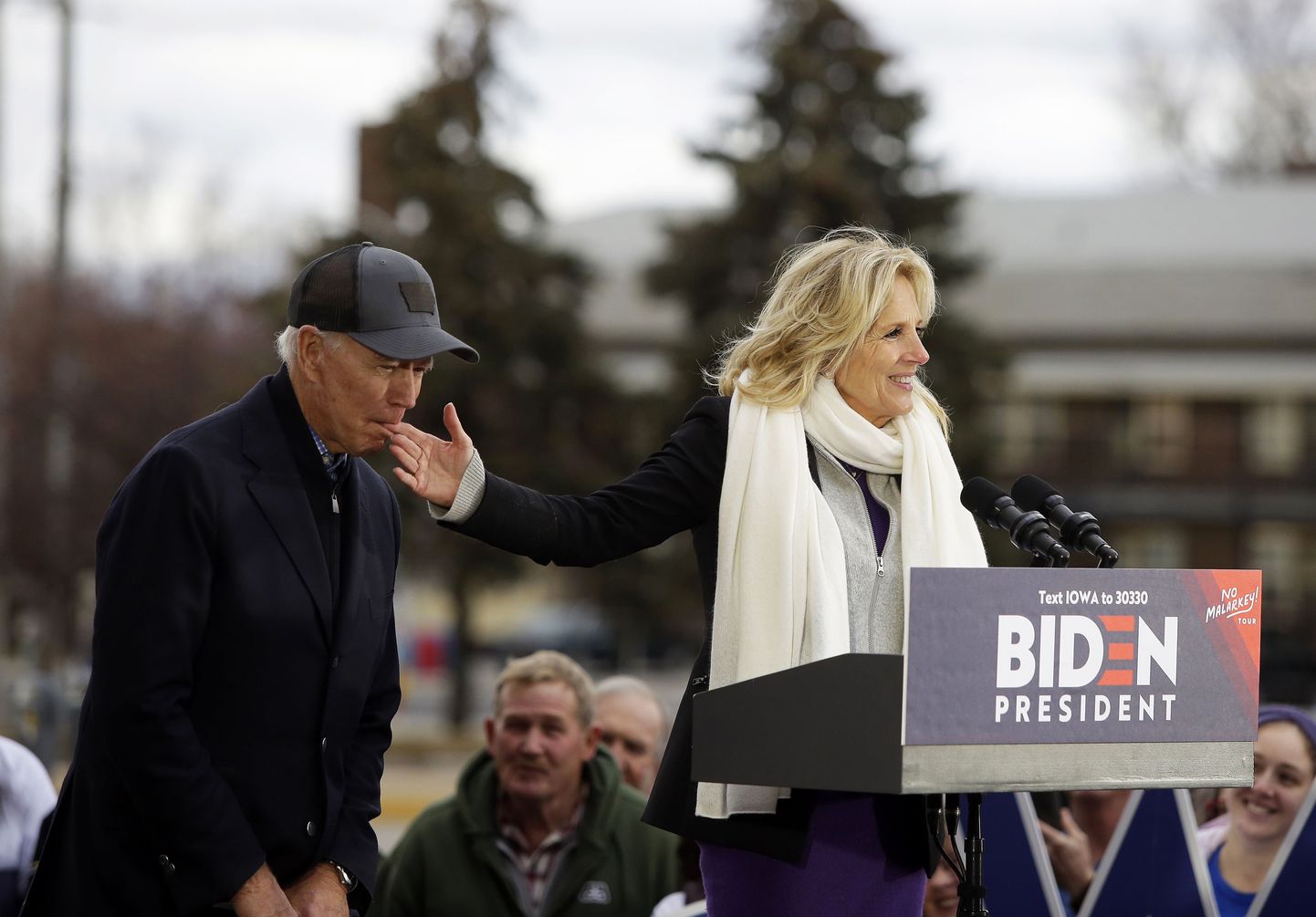 Joe Biden abikaasa Jilli kõne keskel tema sõrme hammustamas.