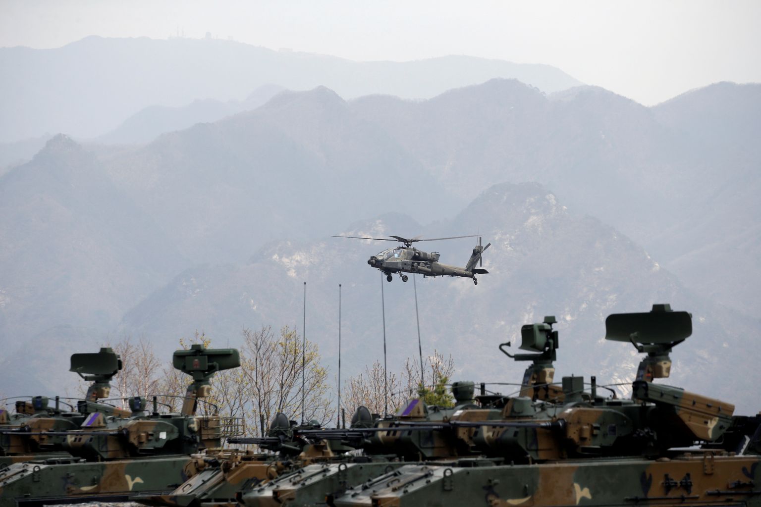 USA lahingukopter AH-64 Apache ühisõppustel Lõuna-Koreaga.