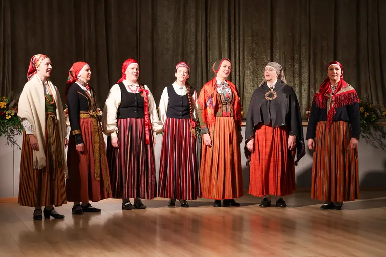 Uzstājas folkloras kopa "Saucējas". Festivāla "Baltica" repertuāra pārbaudes skate Rīgā.
