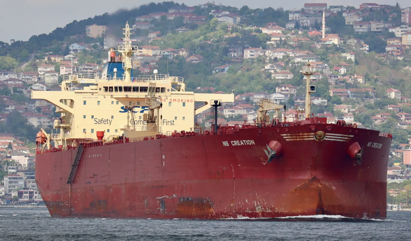 Sovcomfloti vana ja päevinäinud tanker NS Creation 2022. aasta mais Bosphoruse väina läbimas.