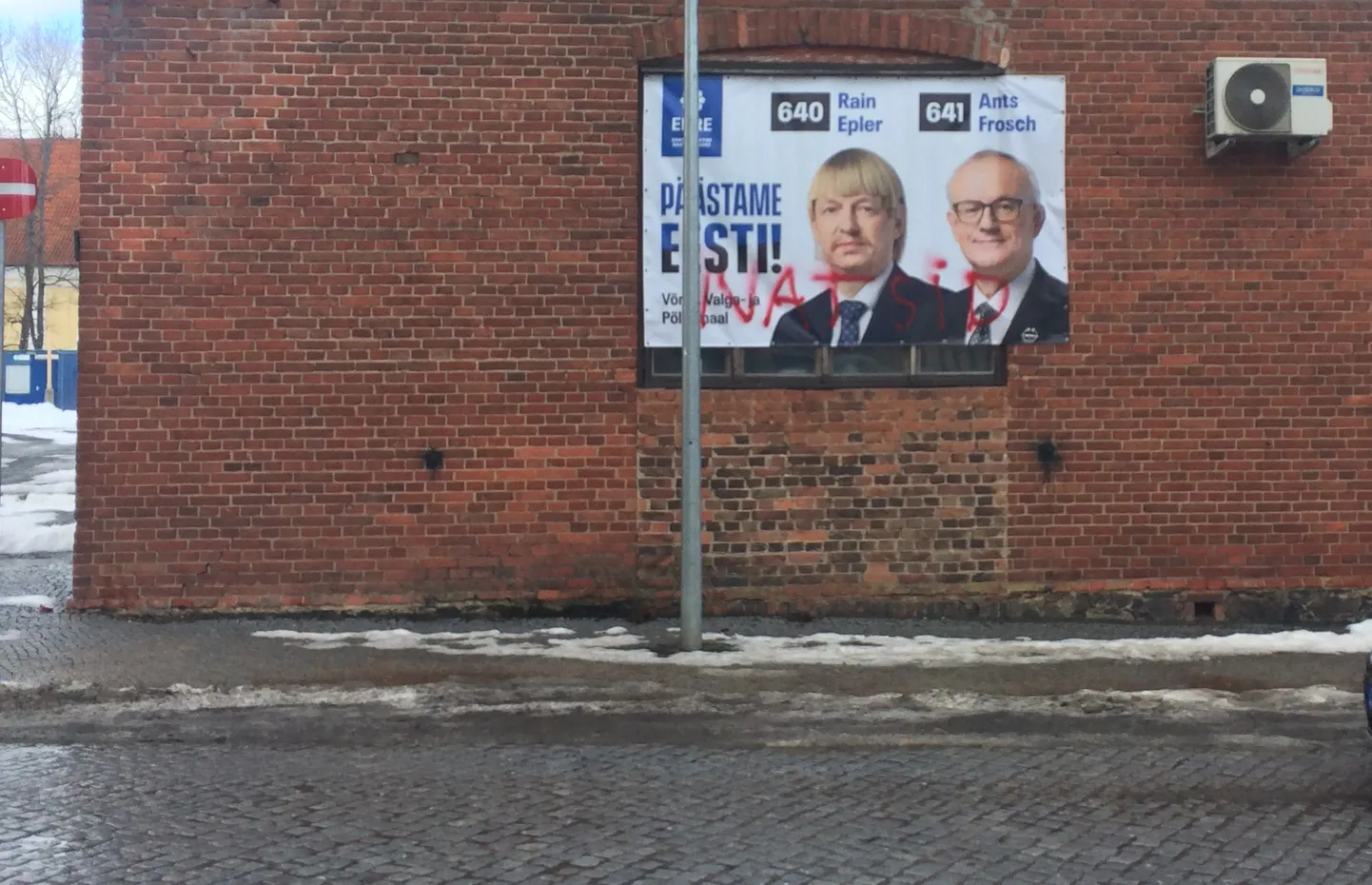 Soditud EKRE valimisreklaam Võru kesklinnas.