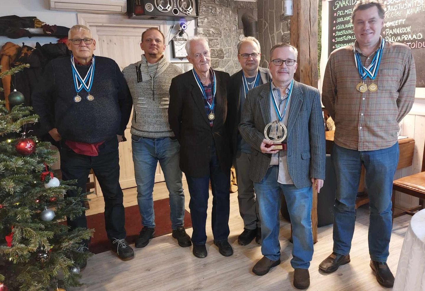 Pärnu bridžiklubi jagas aasta lõpus medaleid ja karikaid aasta jooksul linna meistrivõistlustel triumfeerinud tšempionidele.