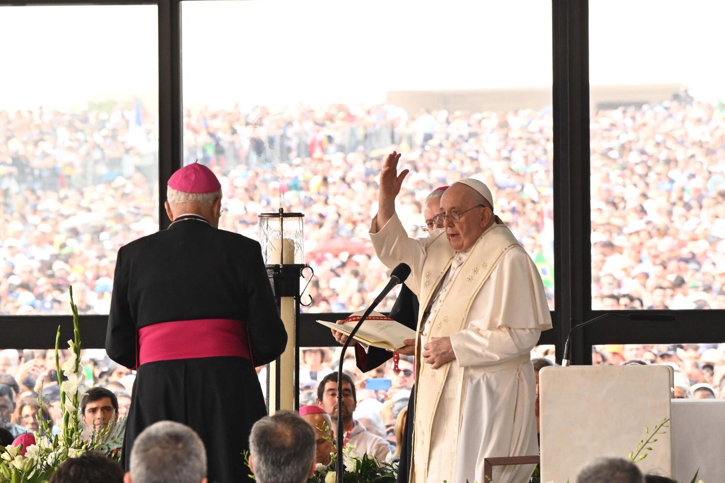 5. augusti hommikul külastas paavst Franciscus (paremal) paariks tunniks Fátima Jumalaema pühamut Portugalis, et paluda seal taaskord Jumalaema eestkostet maailmale.