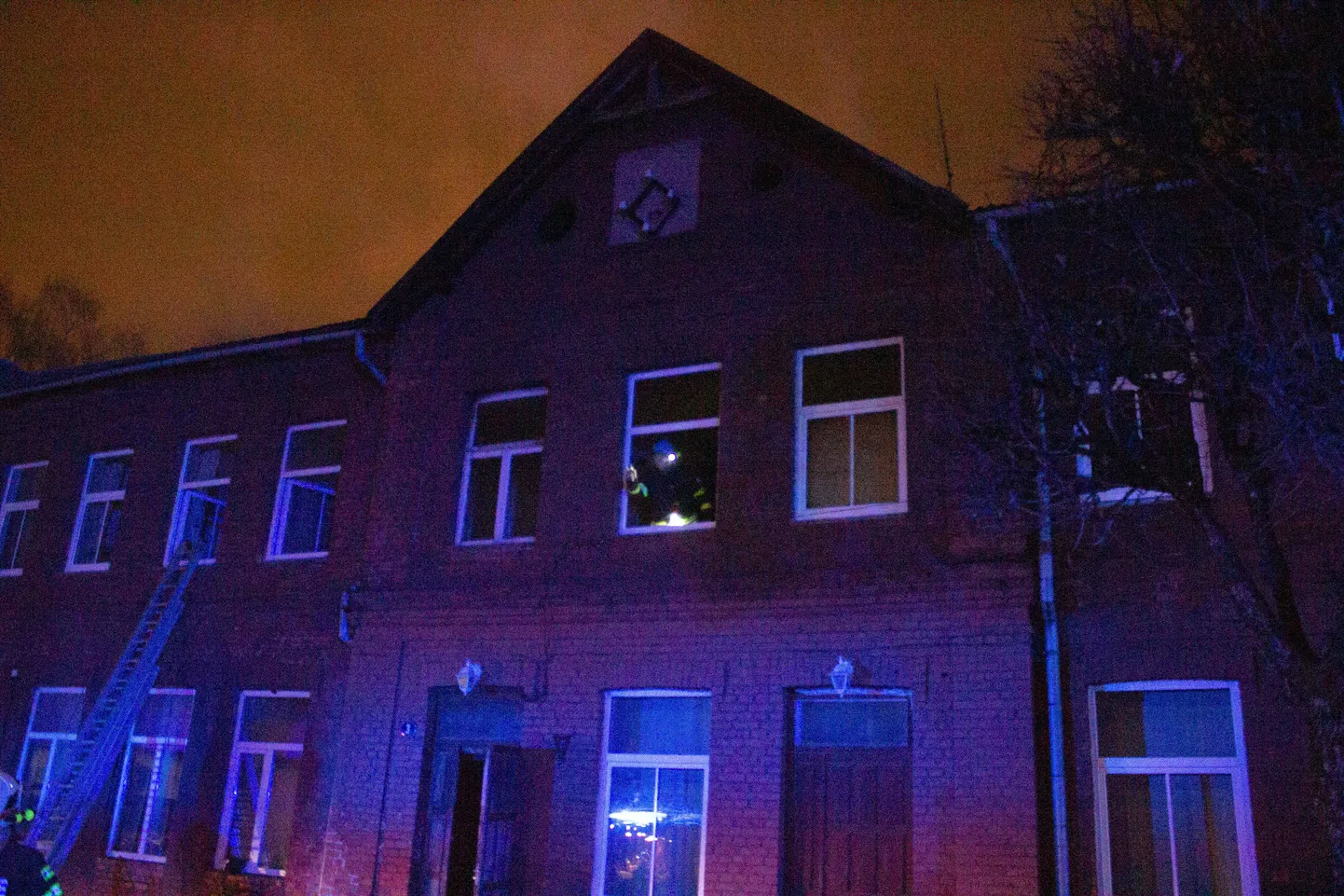 Valgas puhkes esmaspäeval, 15. novembril tulekahju aadressil Lai 3. Selles hukkus meesterahvas.