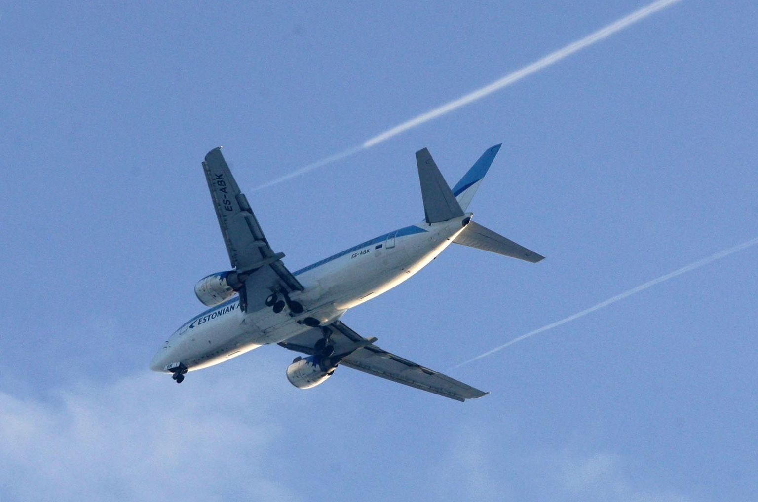 Eesti taevasse teevad triipe nii Estonian
Airi kui ka välismaiste ettevõtete lennukid. Kõiki meie õhuruumis toimuvaid lende kontrollivad Lennuliiklusteeninduse töötajad.