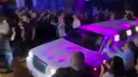 Анне Вески подъехала на лимузине прямо к сцене ночного клуба