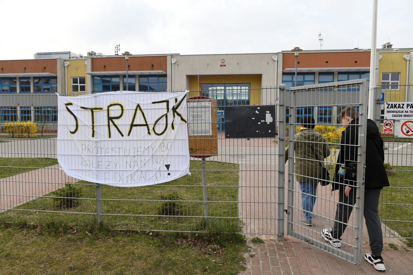 Poolas jätkub õpetajate streik.