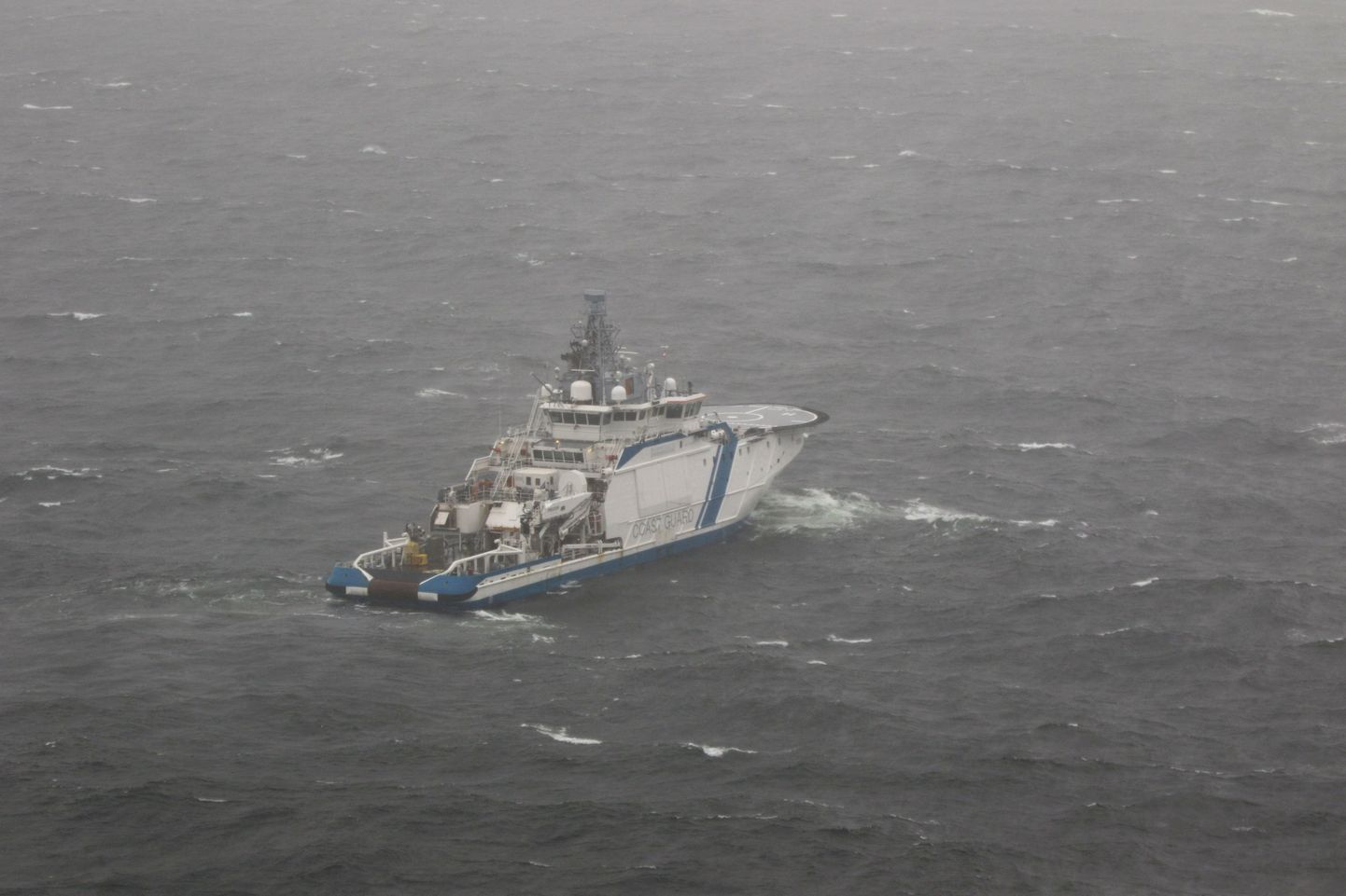 Финское пограничное судно «Турва» возле места аварии BalticConnector.