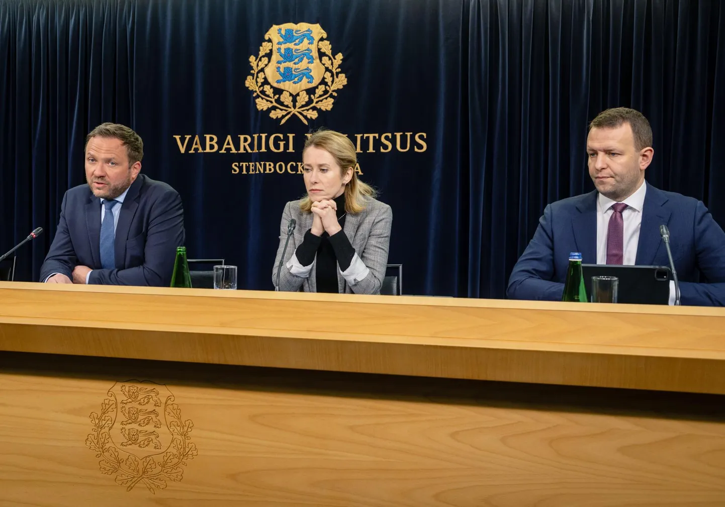 Valitsuse pressikonverents. Välisminister Margus Tsahkna, peaminister Kaja Kallas ja siseminister Lauri Läänemets.