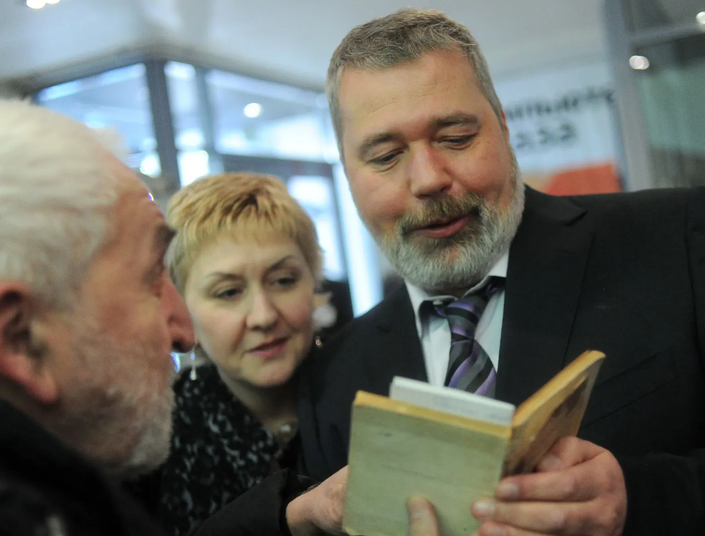 Novaja Gazeta peatoimetaja Dmitri Muratov (paremal)