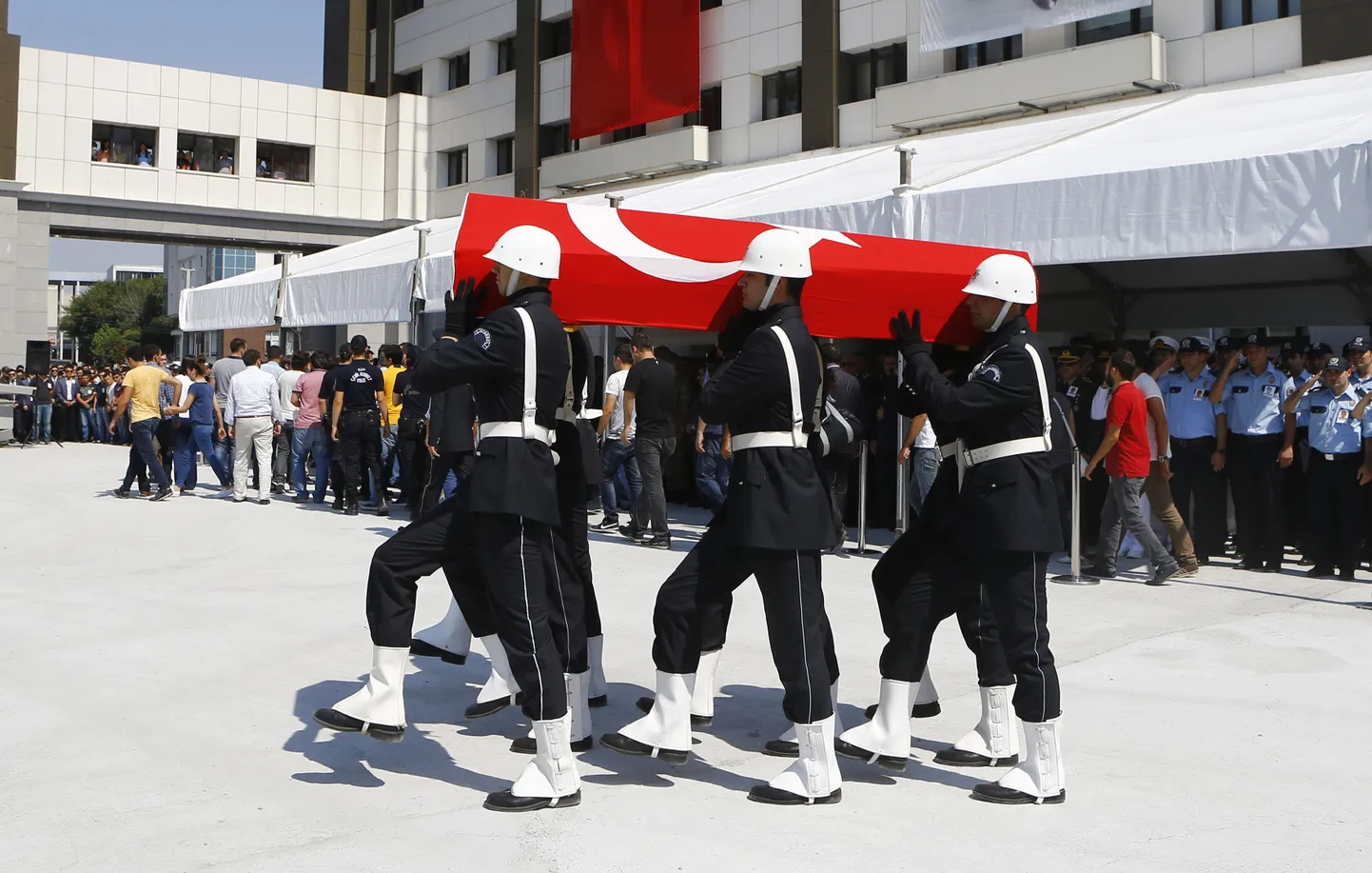 Türgi politseinikud kandmas tapetud kaaslase Muhammet Fatih Sivri kirstu. Sivri hukkus pühapäeval väidetavalt kurdi mässuliste käe läbi.