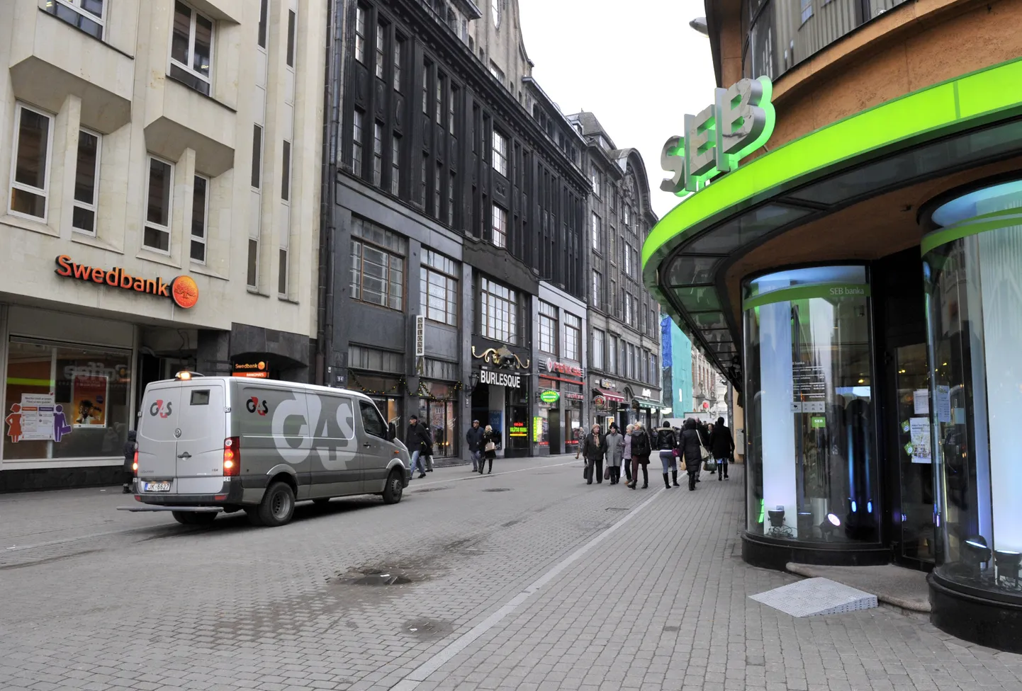 Kahe Läti suurima panga Swedbanki ja SEB filiaalid Riia kesklinnas.