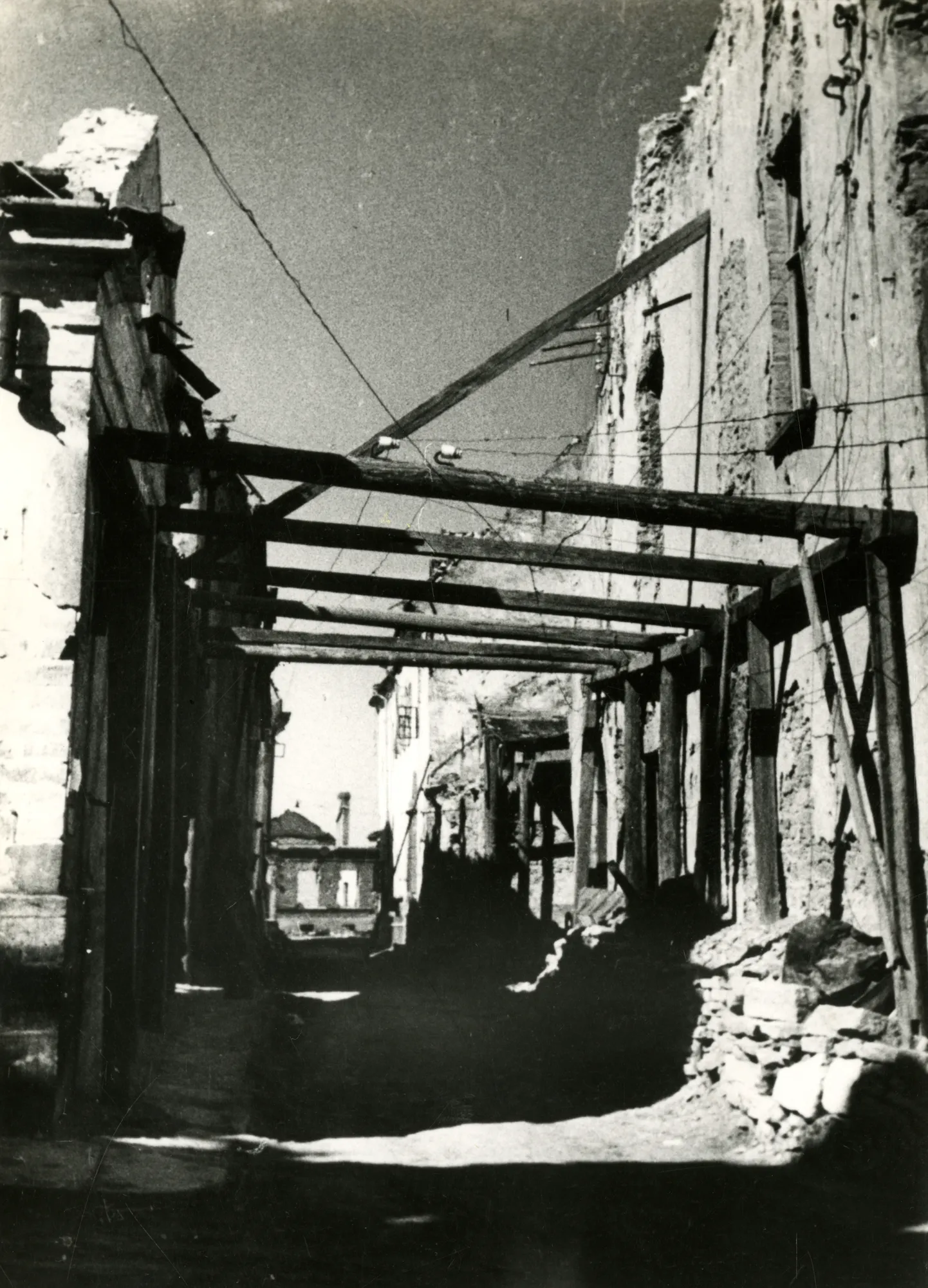 Märtsis 1944 tegi Nõukogude lennuvägi laastava õhurünnaku Eesti linnadele. Kõige enam sai kannatada Narva linn, millest jäid alles vaid varemed.