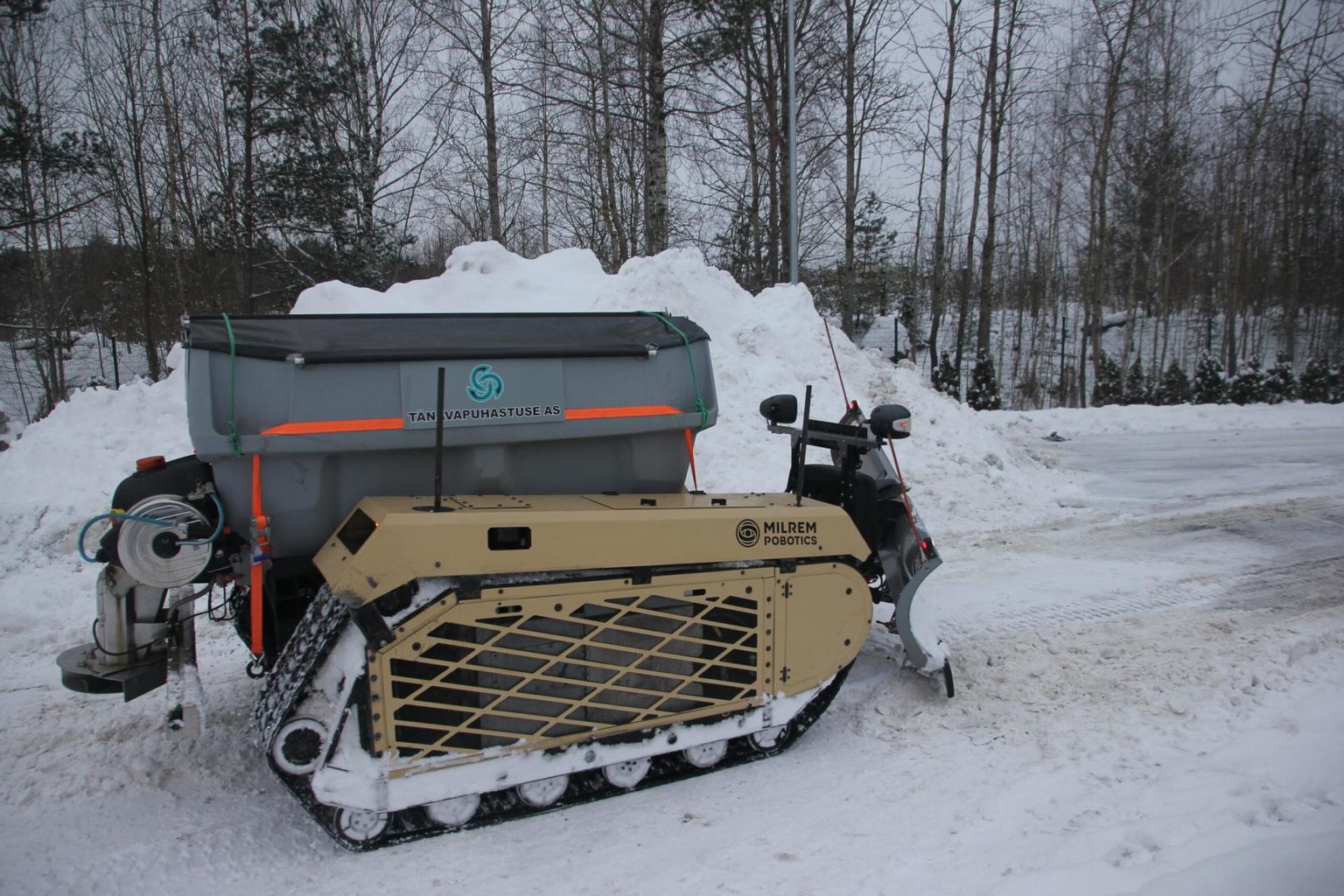 Milrem Roboticsi saha ja puisturiga varustatud iseliikuv tänavapuhastusmasin on umbes sama suur kui ATV, seega mahub see lahedalt hooldama kergliiklusteid.