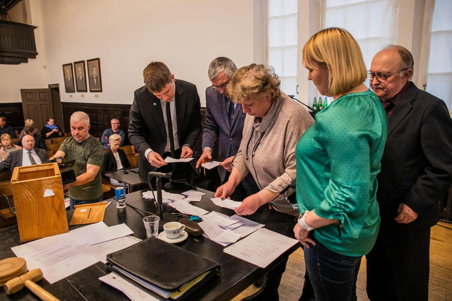 Pärnu linnavolikogu uue esimehe valimised kujunesid väga emotsionaalseks.