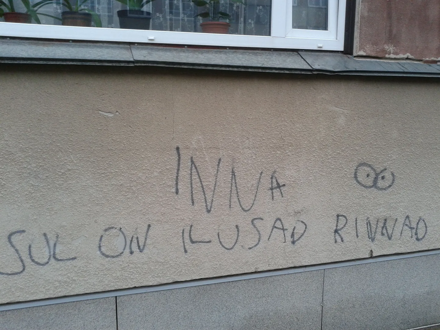 See aga on vandaali või lootusetult armunu kätetöö.