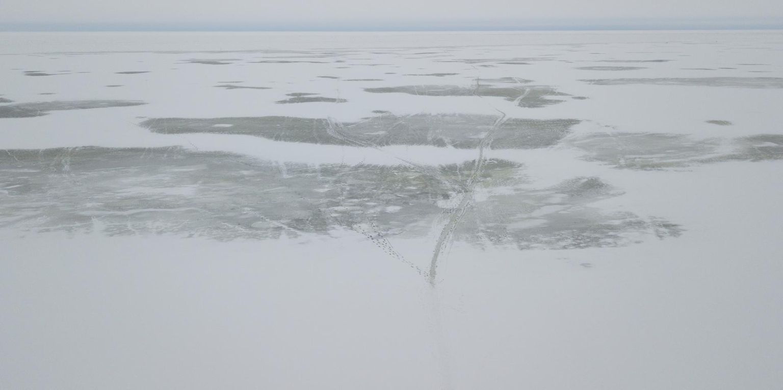 Pärnu lahe jää ei ole veel küllalt paks, et kanda inimest.