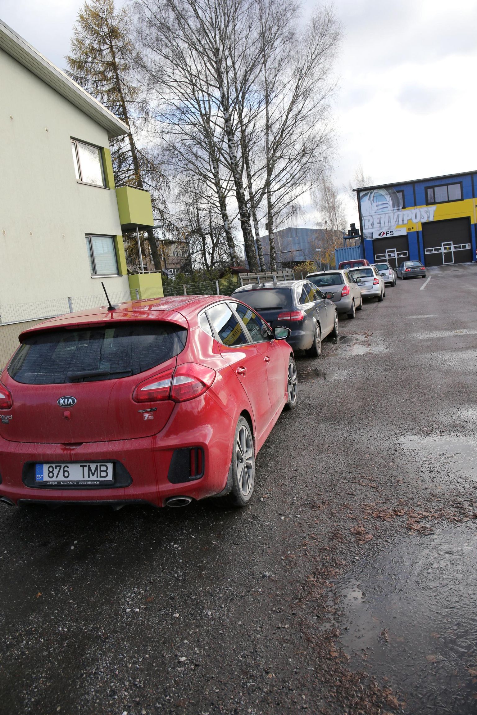 Viljandi maanteel töötavas Rehvipostis oli eile lõunaajal järjekorras seitse autot. Mõni sõidukijuht oli oodanud juba ligi kaks tundi.