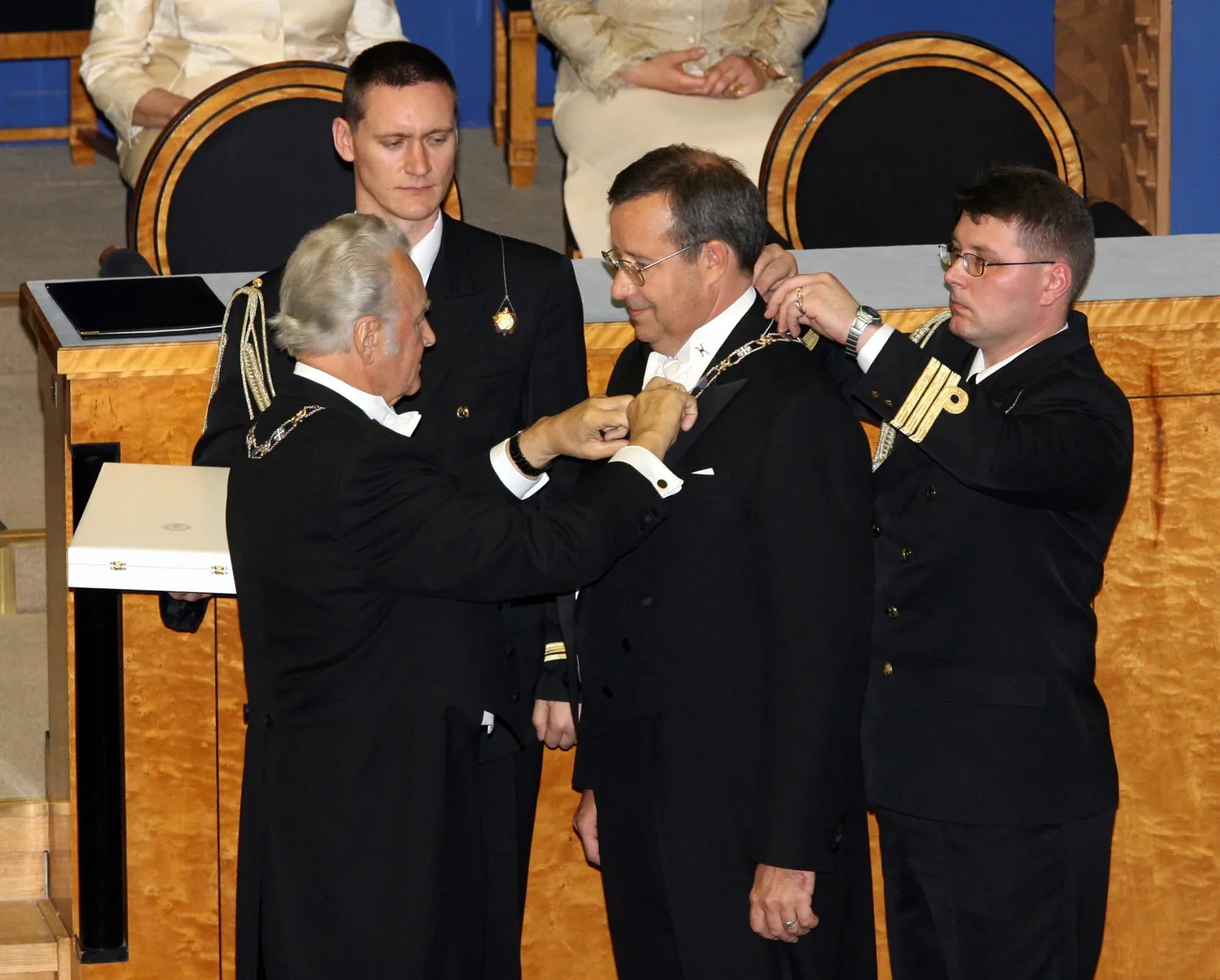 Eesti Vabariigi president Toomas Hendrik Ilves andmas ametivannet riigikogu ees 9. oktoobril 2006. Arnold Rüütel kinnitab Toomas Hendrik Ilvese kaela Maarjamaa Risti.