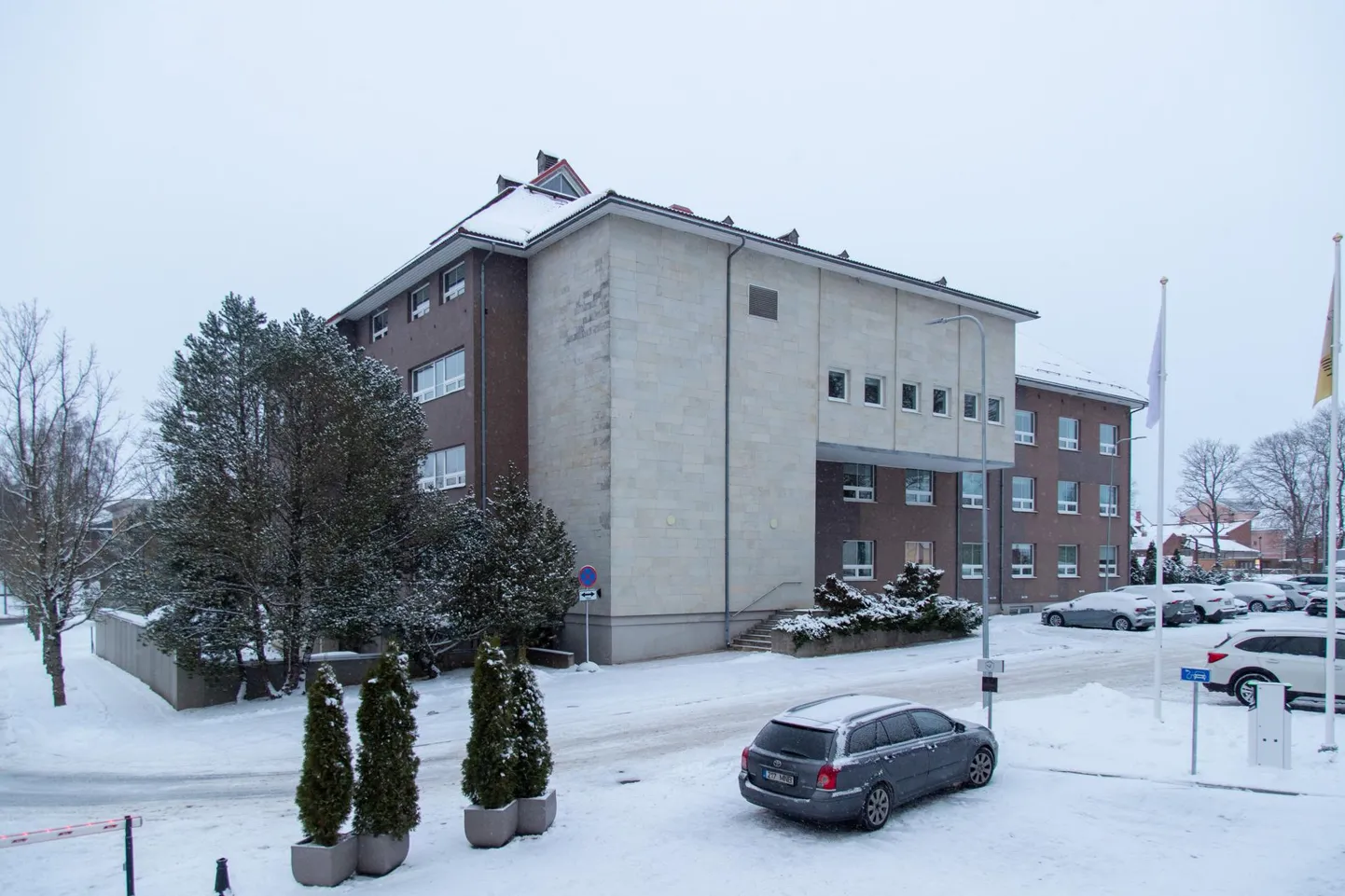 Viljandimaa omavalitsuste liidu ja ühistranspordikeskuse leiab samast hoonest aadressiga Vabaduse plats 4, kus need töötavad kõrvuti ruumides. Edaspidi hakkavad asutused olema ka ühe juhtimise all.