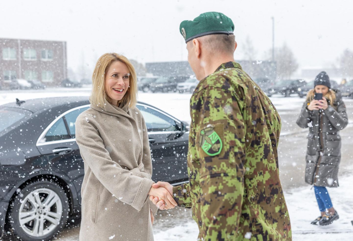 Peaminister Kaja Kallas külastas Tapa sõjaväelinnakut, kus ta kohtus nii tegevväelaste, ajateenijate kui ka liitlassõduritega.