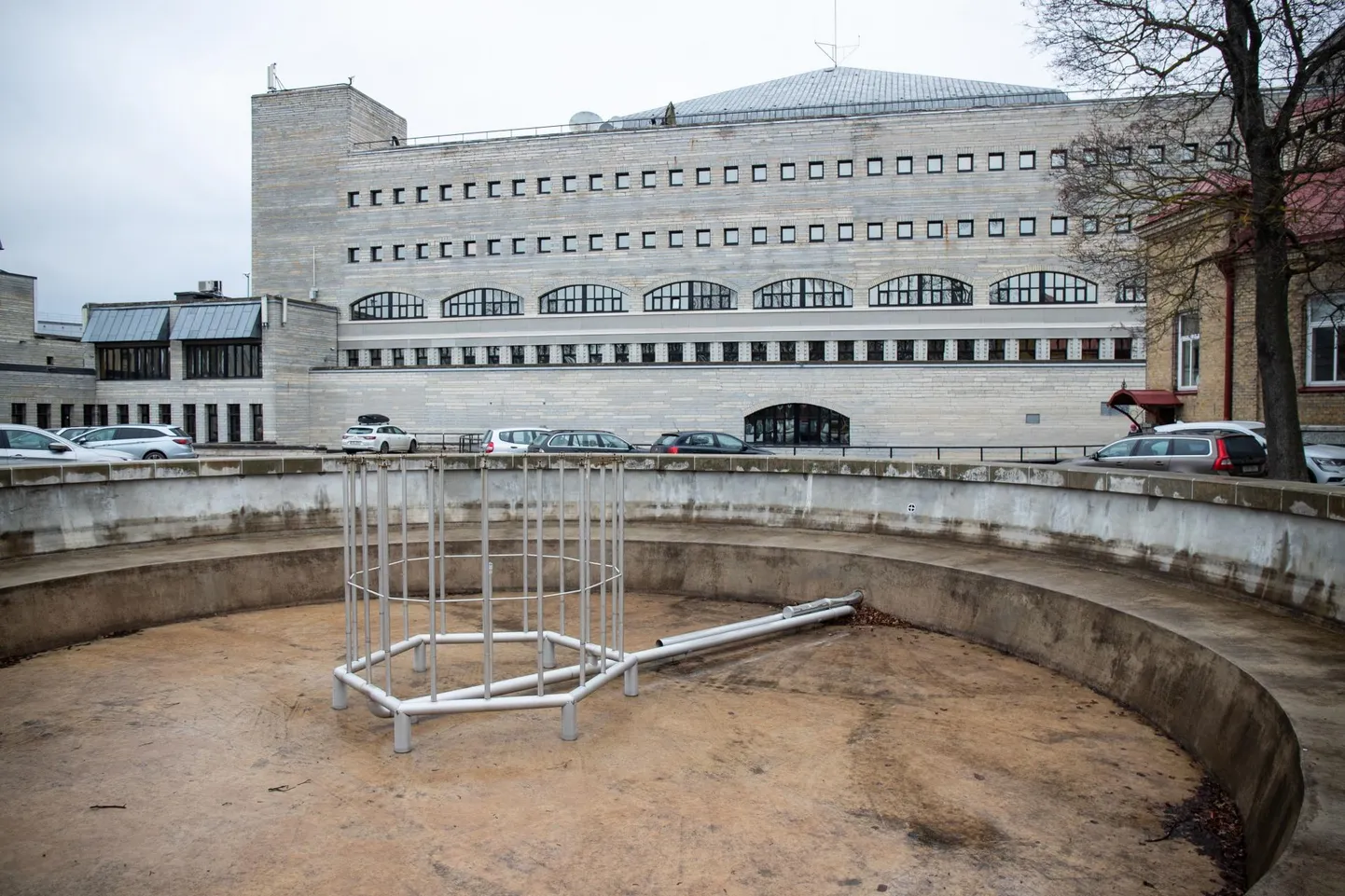 Rahvusraamatukogu fassaad Tuvipargi poolt vaadatuna.