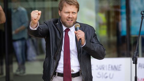 Andro Roos ei hoia end sotsiaalmeedias tagasi, aga «propagandalehele» kommentaare ei anna