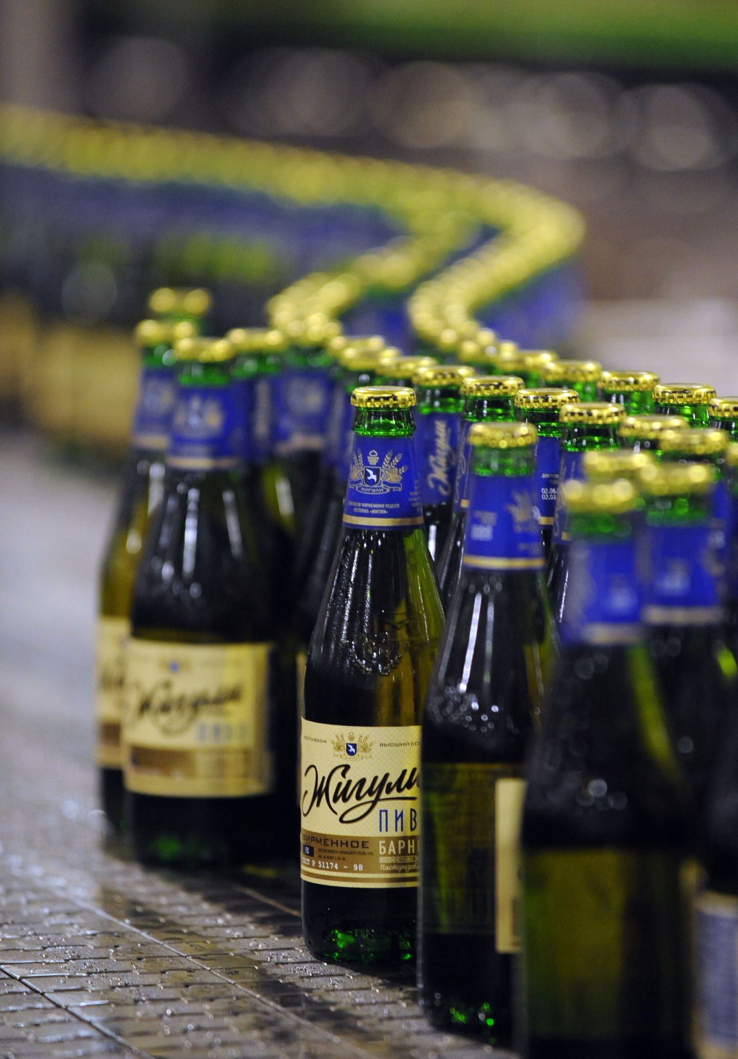 Žiguli õlle pudelid Moskva tehases tootmisliinil.