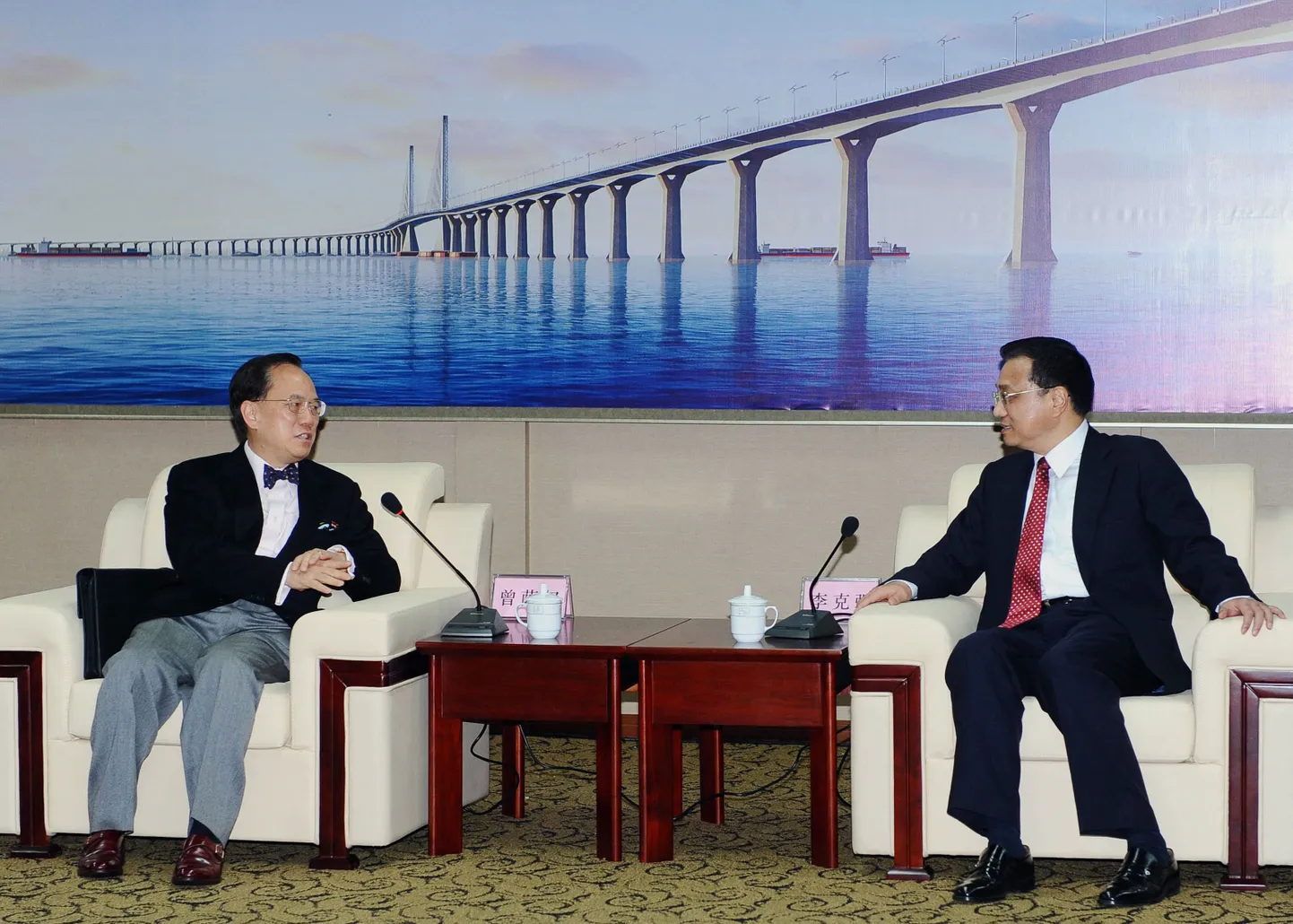 Hong Kongi informatsioonibüroo juht Donald Tsang (vasakul) ja Hiina Rahvavabariigi riiginõukogu aseesimees Li Keqiang (paremal) enne Hong Kong-Zhuhai-Macao silla ehitustööde algust Macaus.
