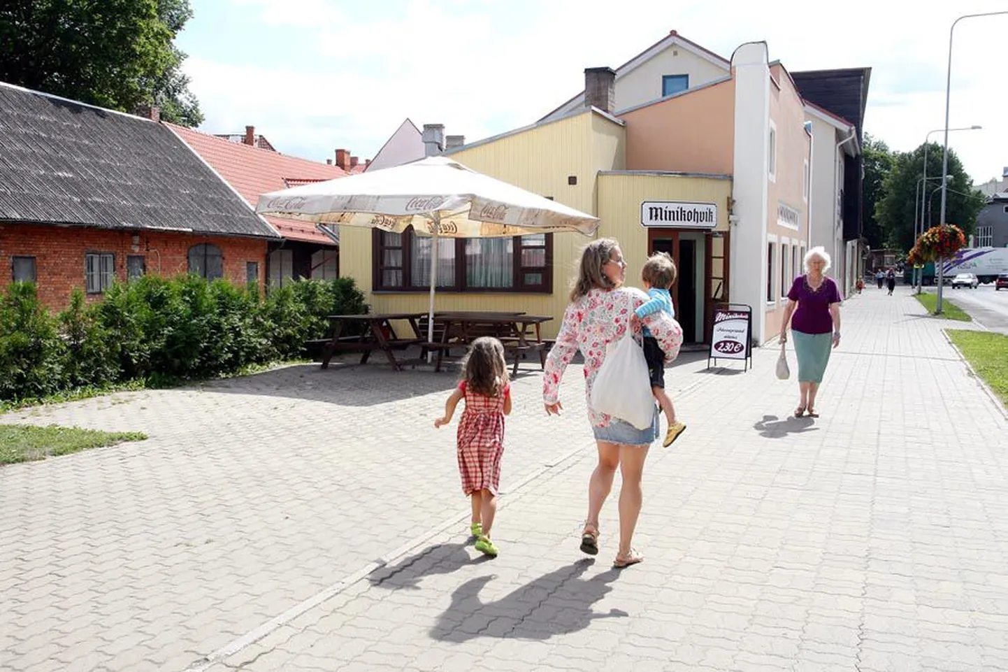 Linnajuhid ütlevad, et avalikku korda puudutavate küsimustega pöördutakse nende poole suurürituste ajal vähe, kuid Minikohviku omanikul on sel ajal prügi ja lõhkumistega muret.
