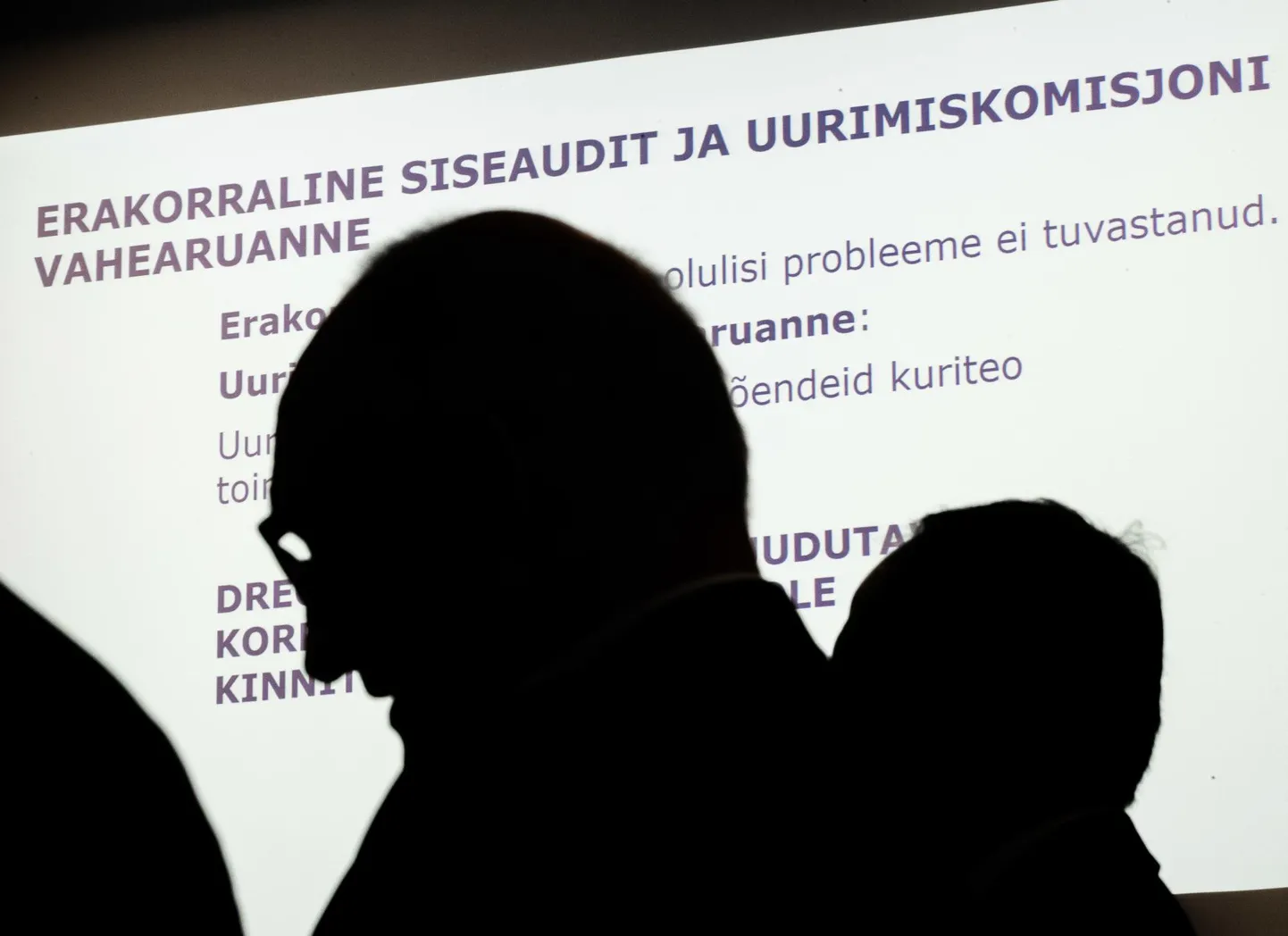 TTÜ korraldas eile pressikonverentsi, kus rektor Jaak Aaviksoo (keskel) ja teised ülikooli juhid kinnitasid, et rikkumine oli, aga mingisugust sihipärast skeemitamist ega petmist ei toimunud. FOTO: Erik Prozes