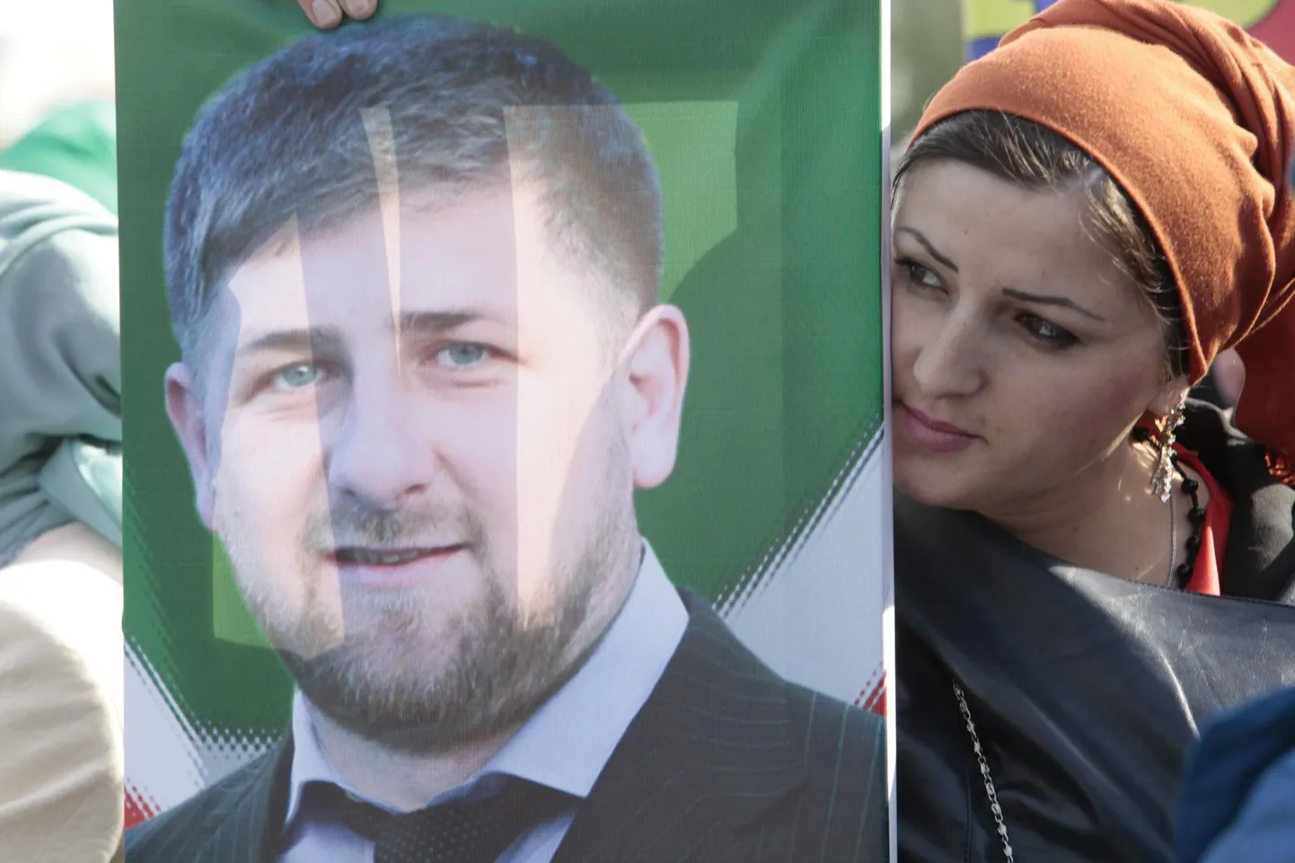 Tšetšeeni naine kohaliku liidri Ramzan Kadõrovi plakatiga.