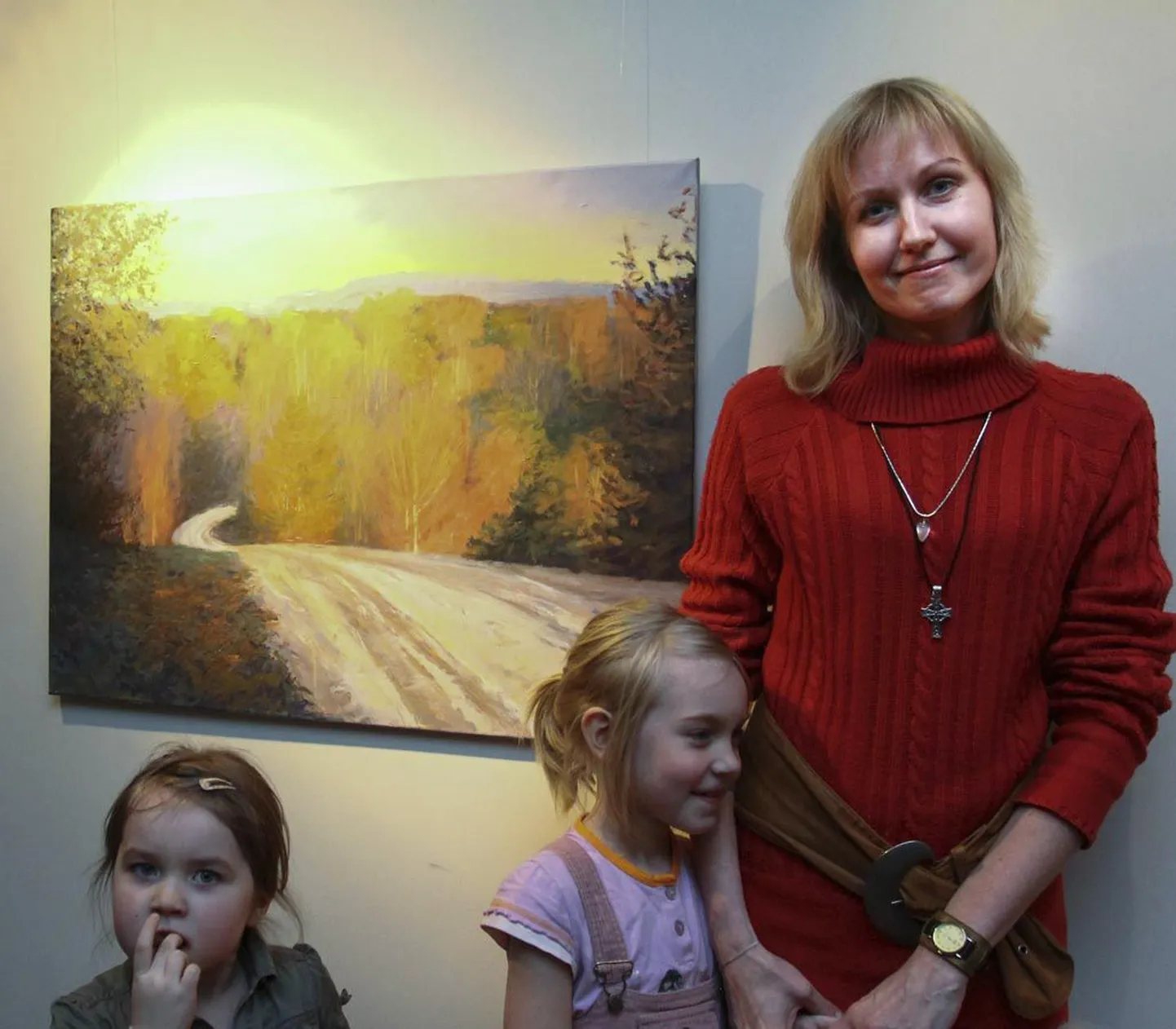 Lea Liblik oma tütardega näituse avapäeval Viljandis, taustal Lõuna-Eesti maastik «Sattusin libedale teele»